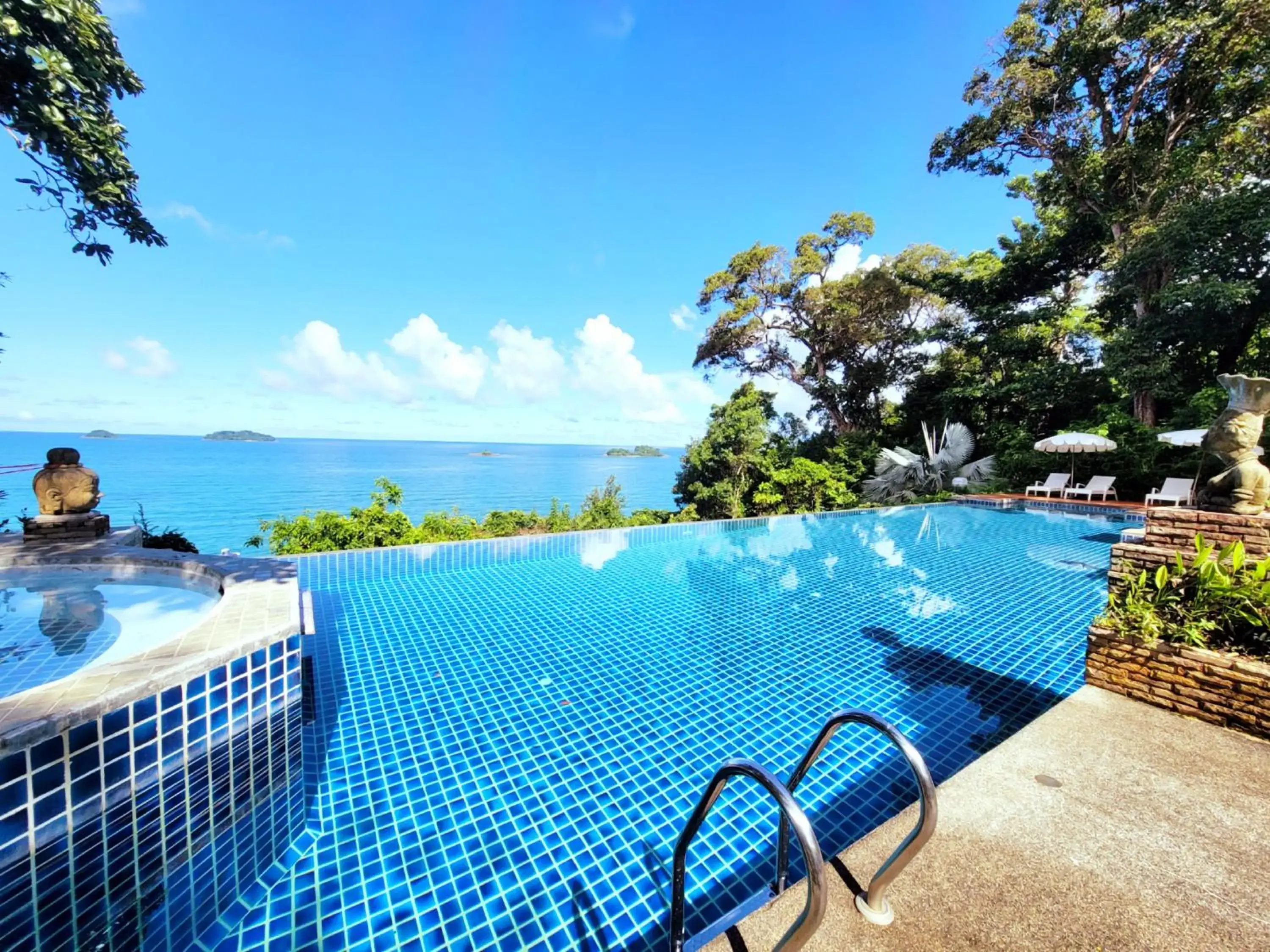 Swimming pool in Koh Chang Cliff Beach Resort Swimming pool in Koh Chang Cliff Beach Resort