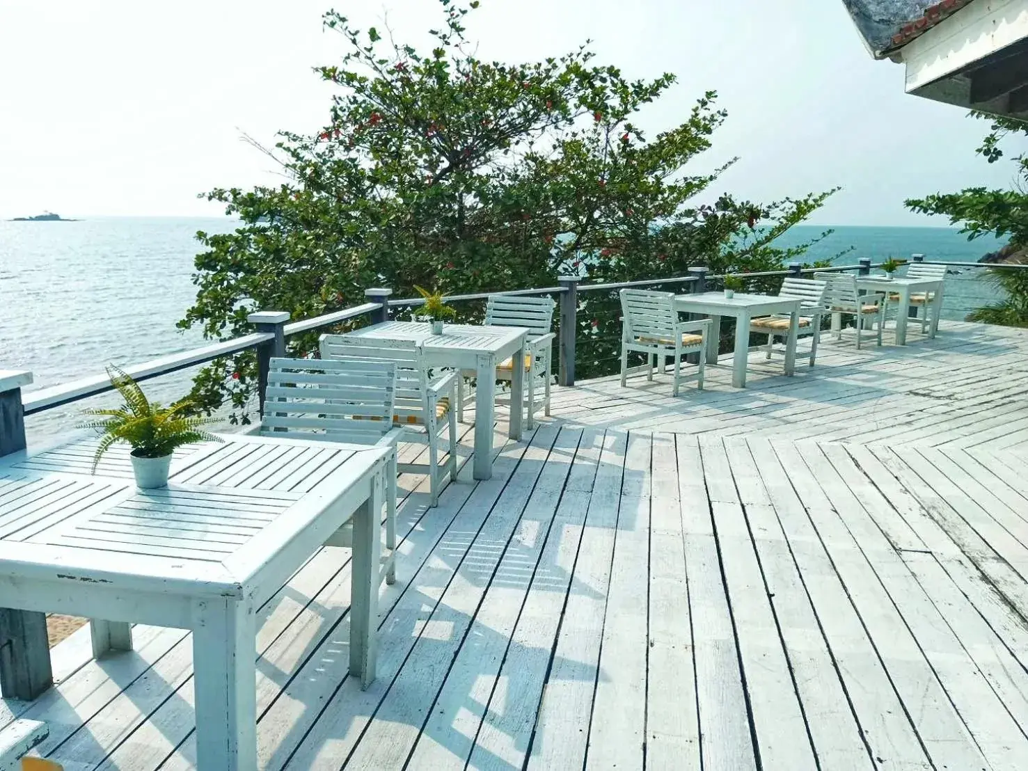 Restaurant/places to eat in Koh Chang Cliff Beach Resort Restaurant/places to eat in Koh Chang Cliff Beach Resort
