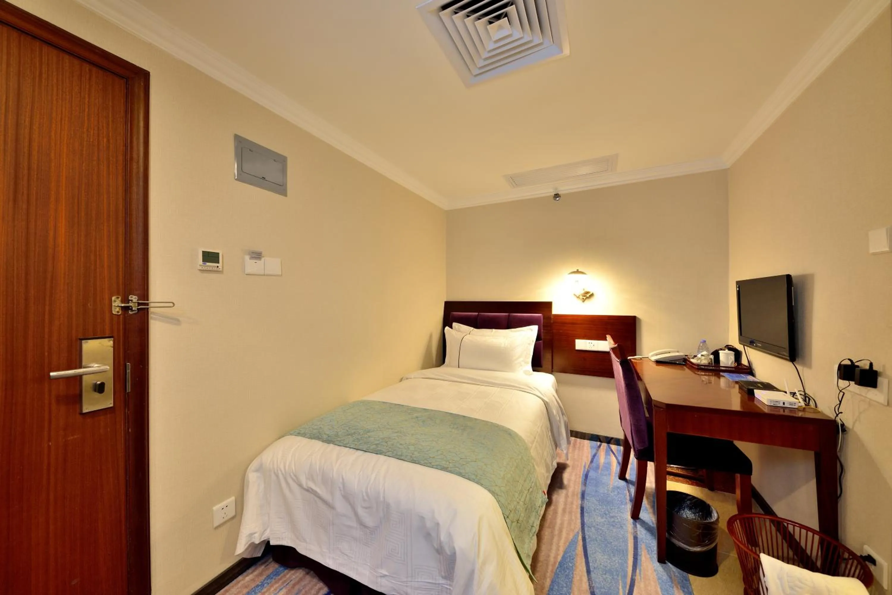 Bed in Hai Jun Hotel Guangzhou