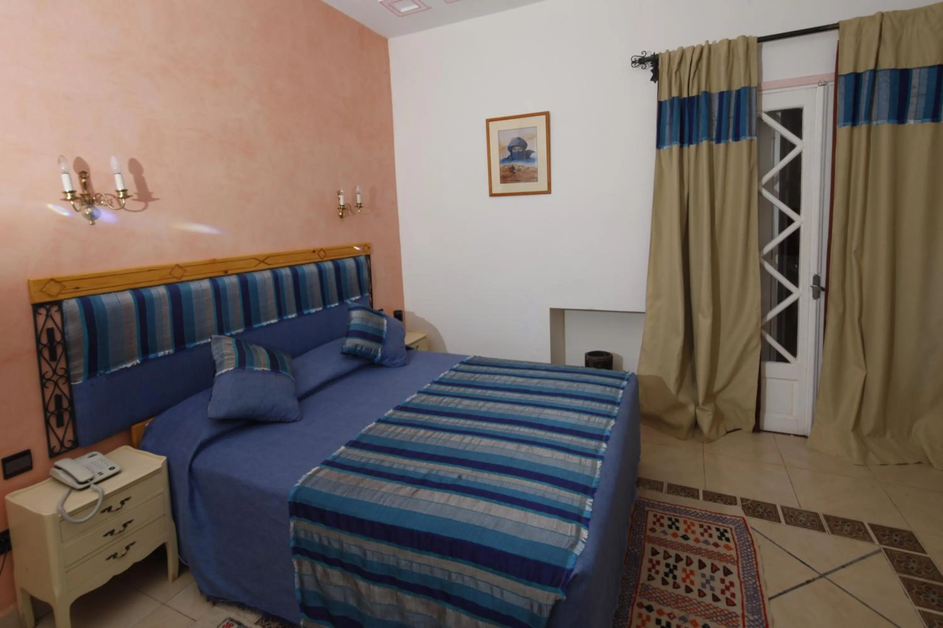 Garden view, Bed in Hôtel Le Tinsouline