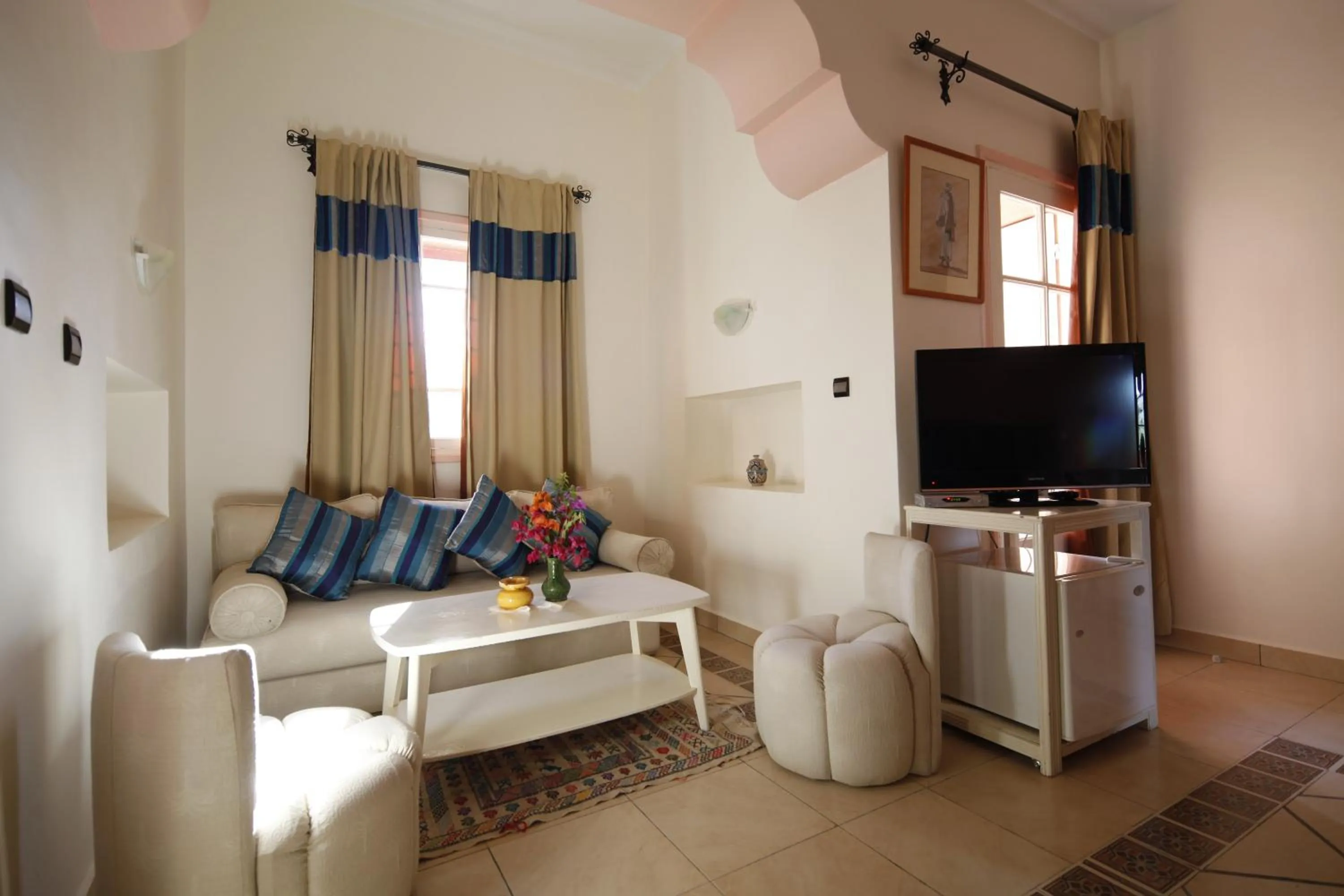 Communal lounge/ TV room in Hôtel Le Tinsouline