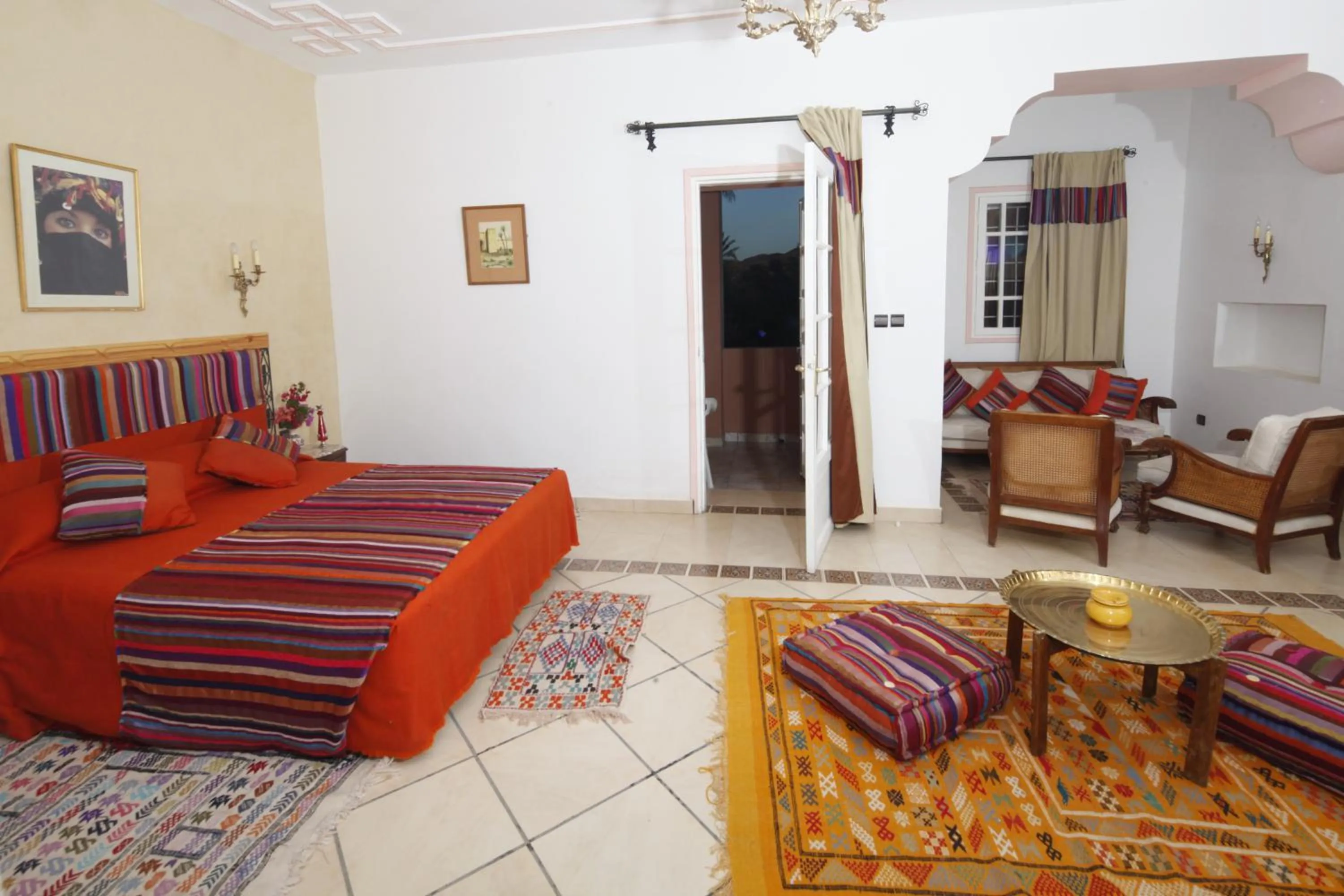 Bathroom, Bed in Hôtel Le Tinsouline
