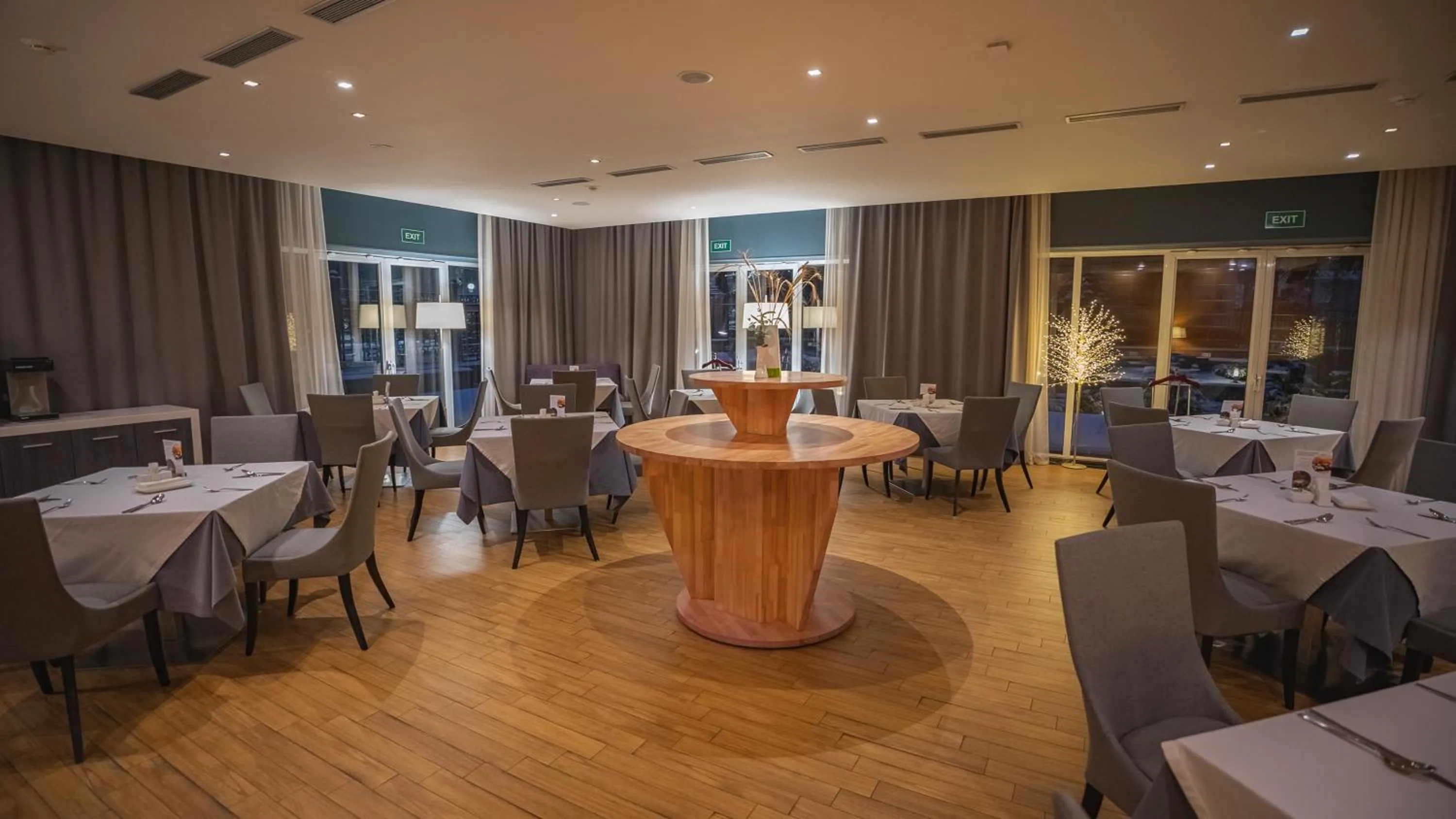 Restaurant/places to eat in Park Hotel Almaty