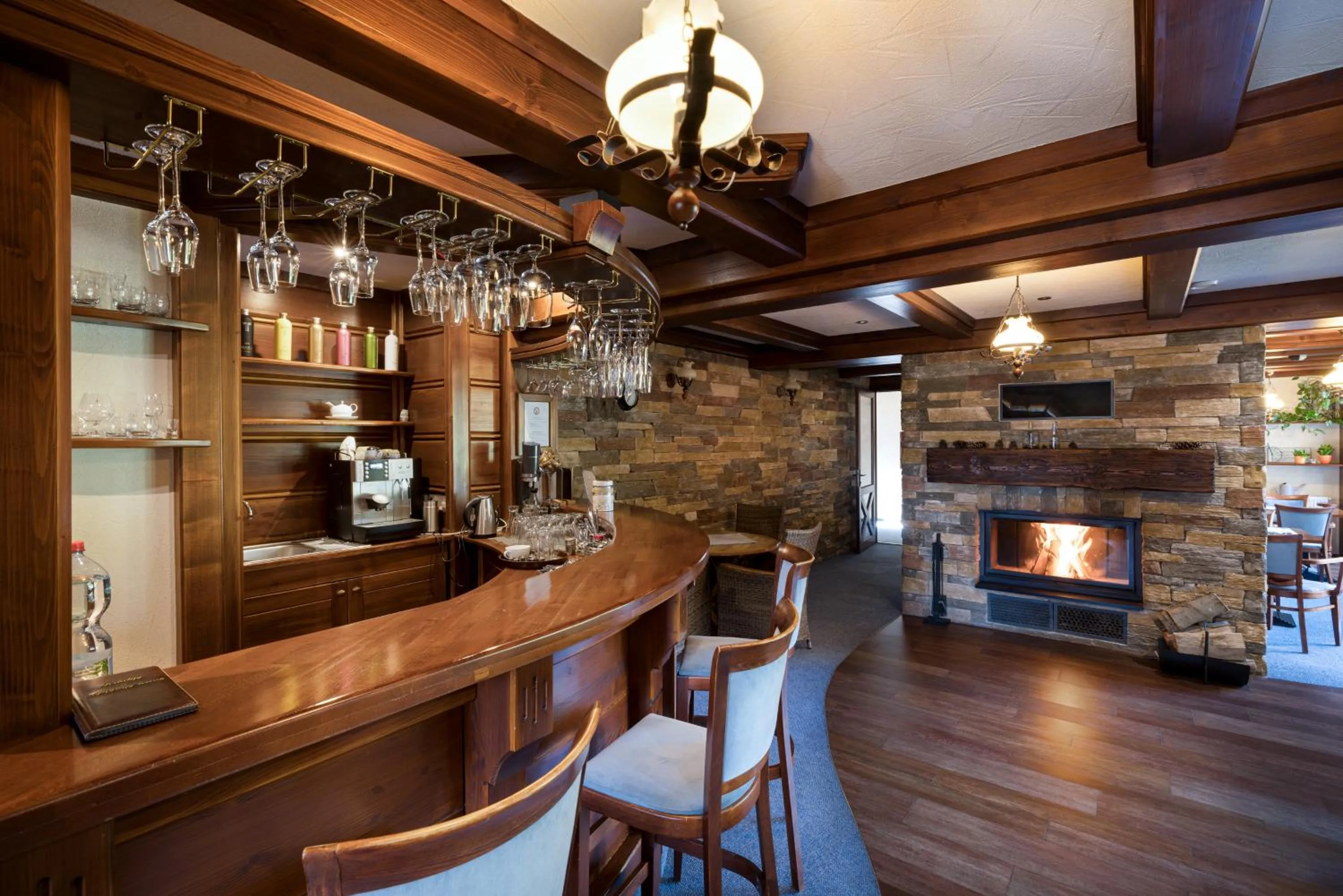 Restaurant/places to eat in Vila GRAND