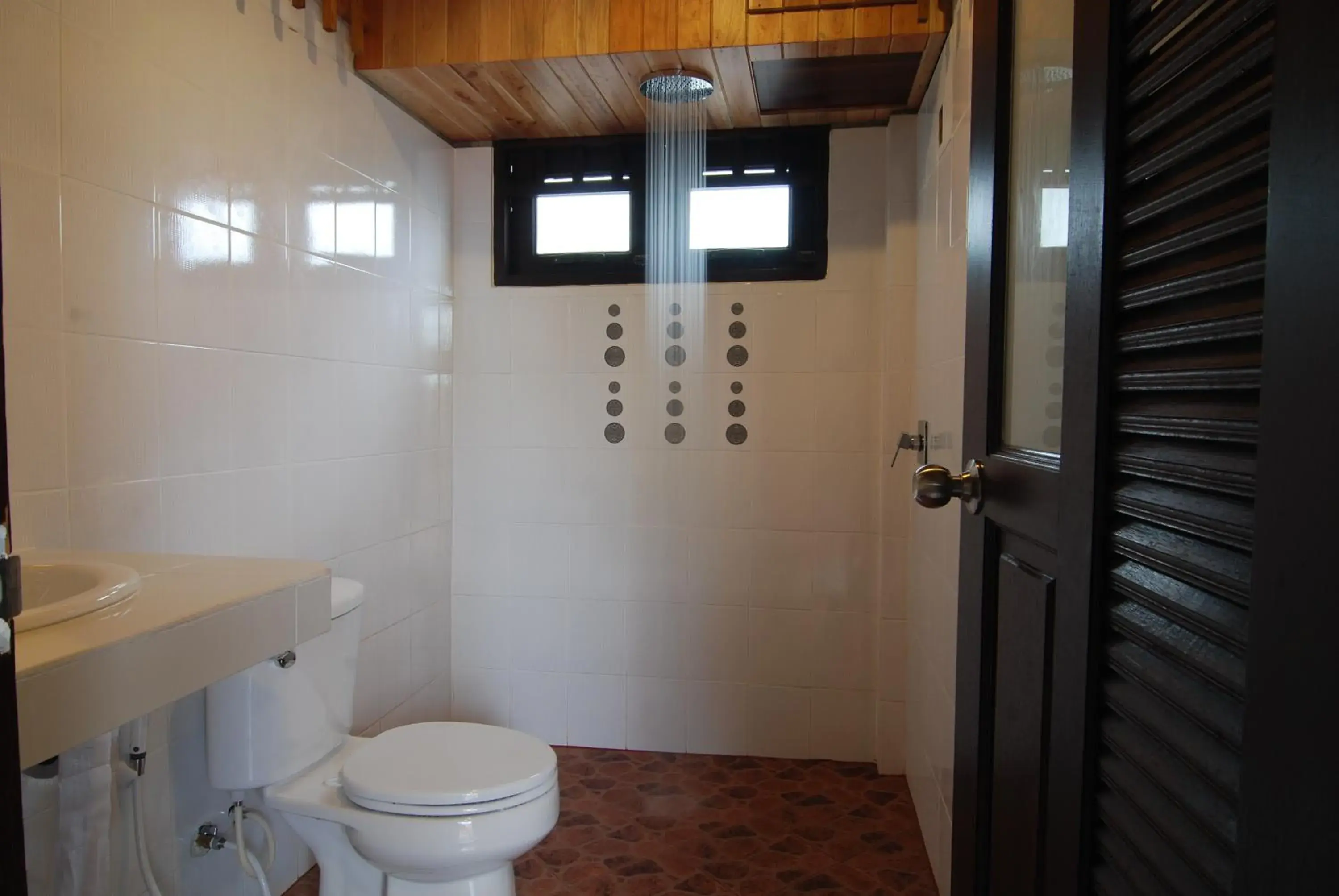 Toilet in Baan Pakgasri Hideaway Toilet in Baan Pakgasri Hideaway