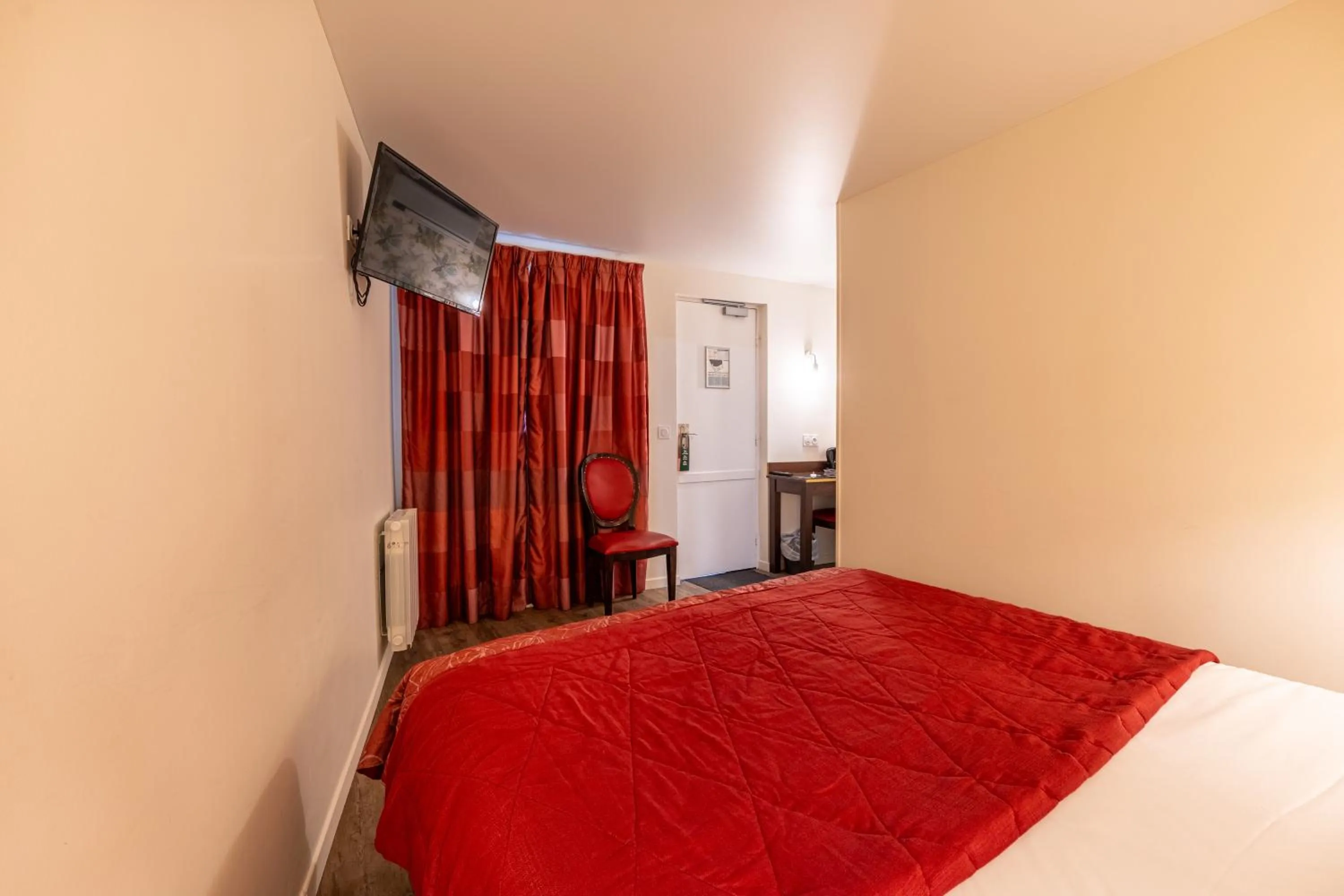 Photo of the whole room, Bed in Relais Bergson