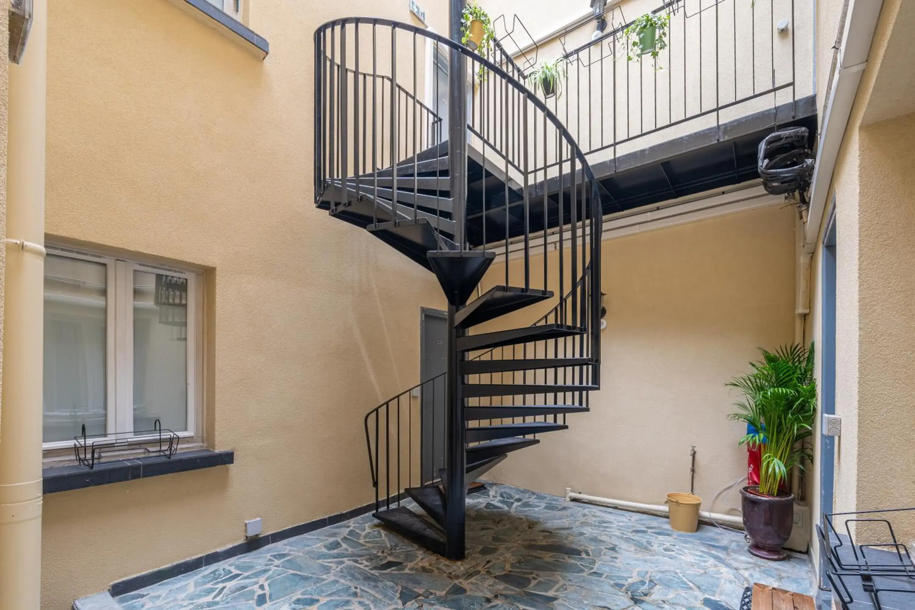 Inner courtyard view in Relais Bergson Inner courtyard view in Relais Bergson