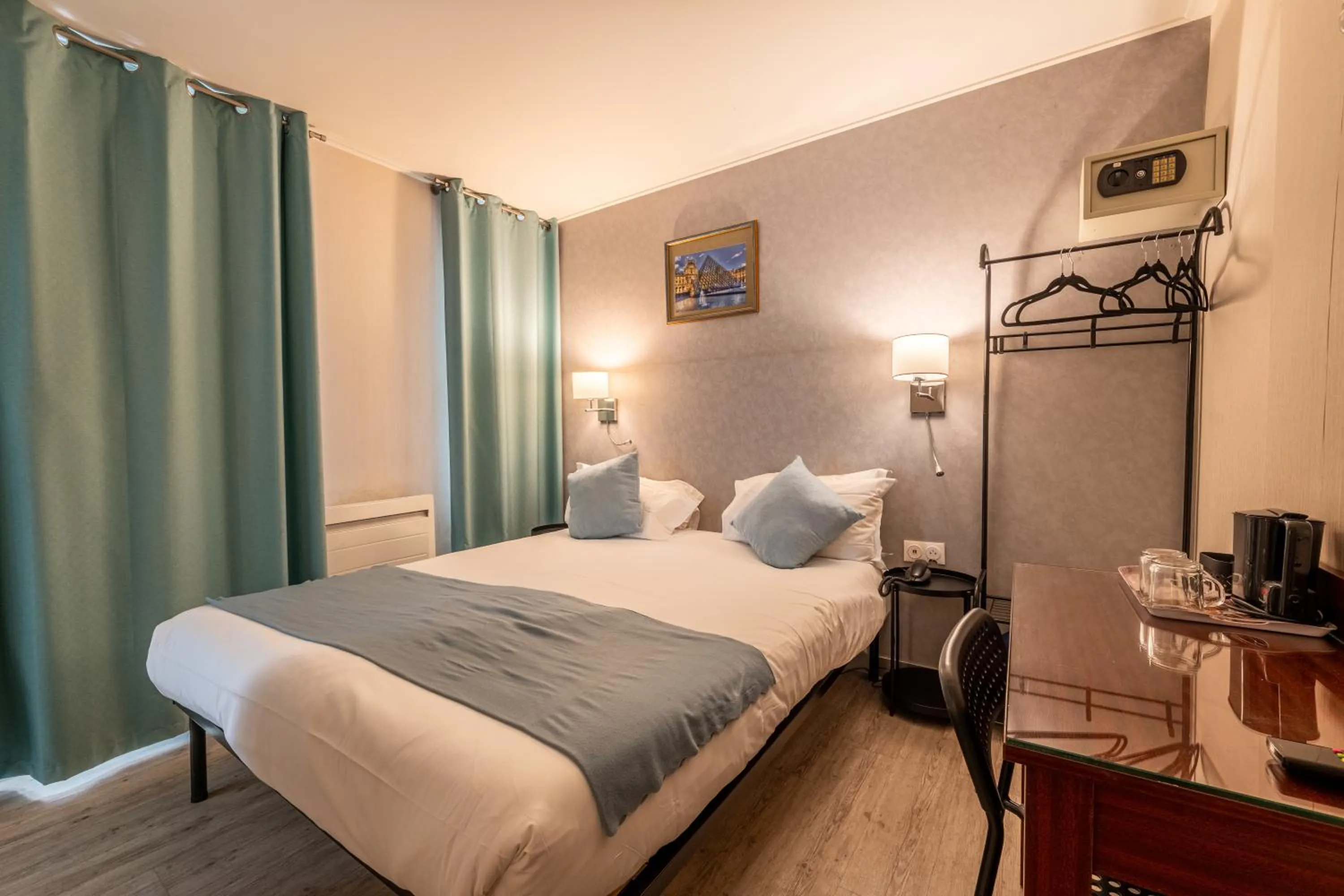 Photo of the whole room, Bed in Relais Bergson