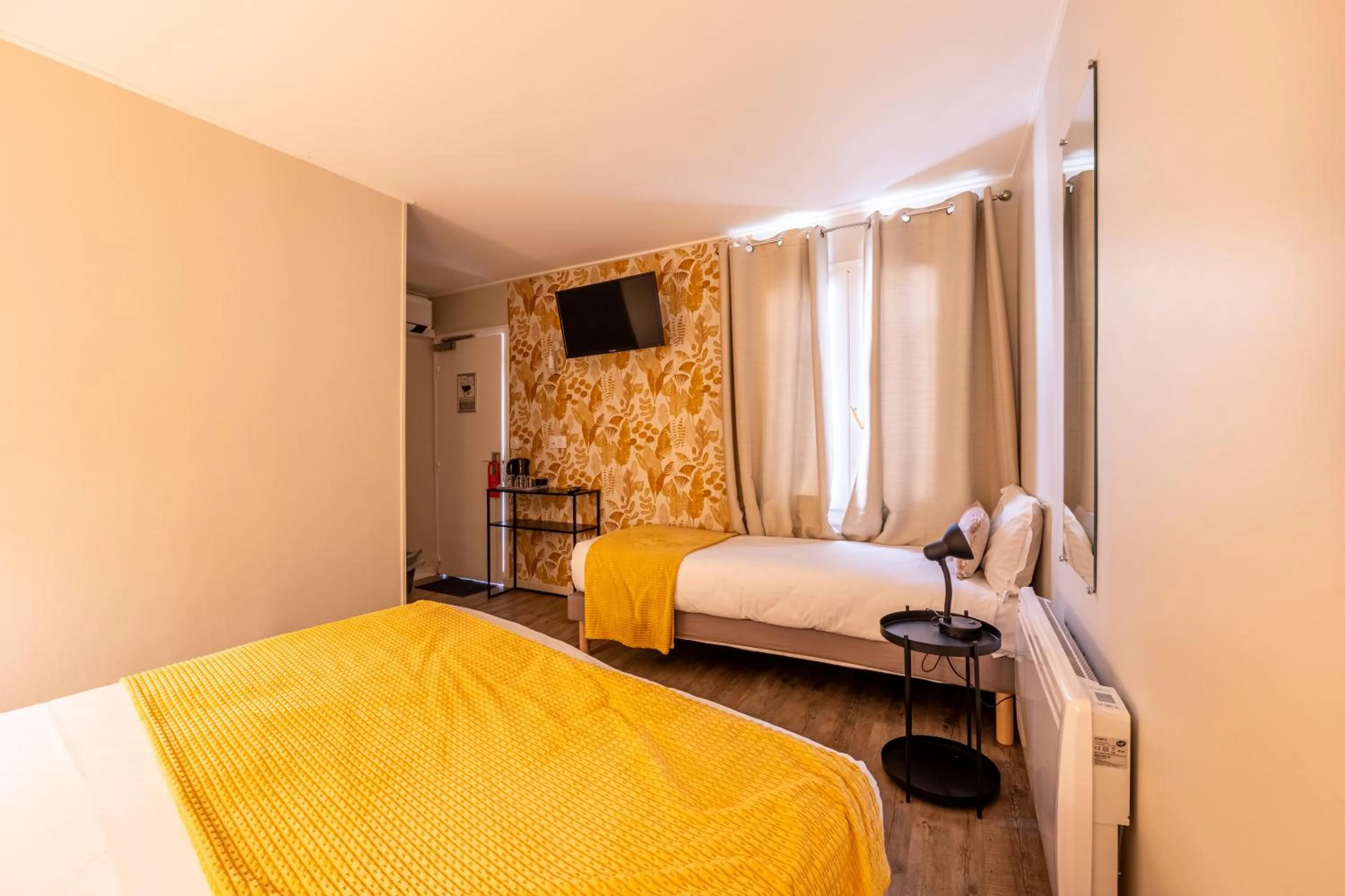 Photo of the whole room, Bed in Relais Bergson