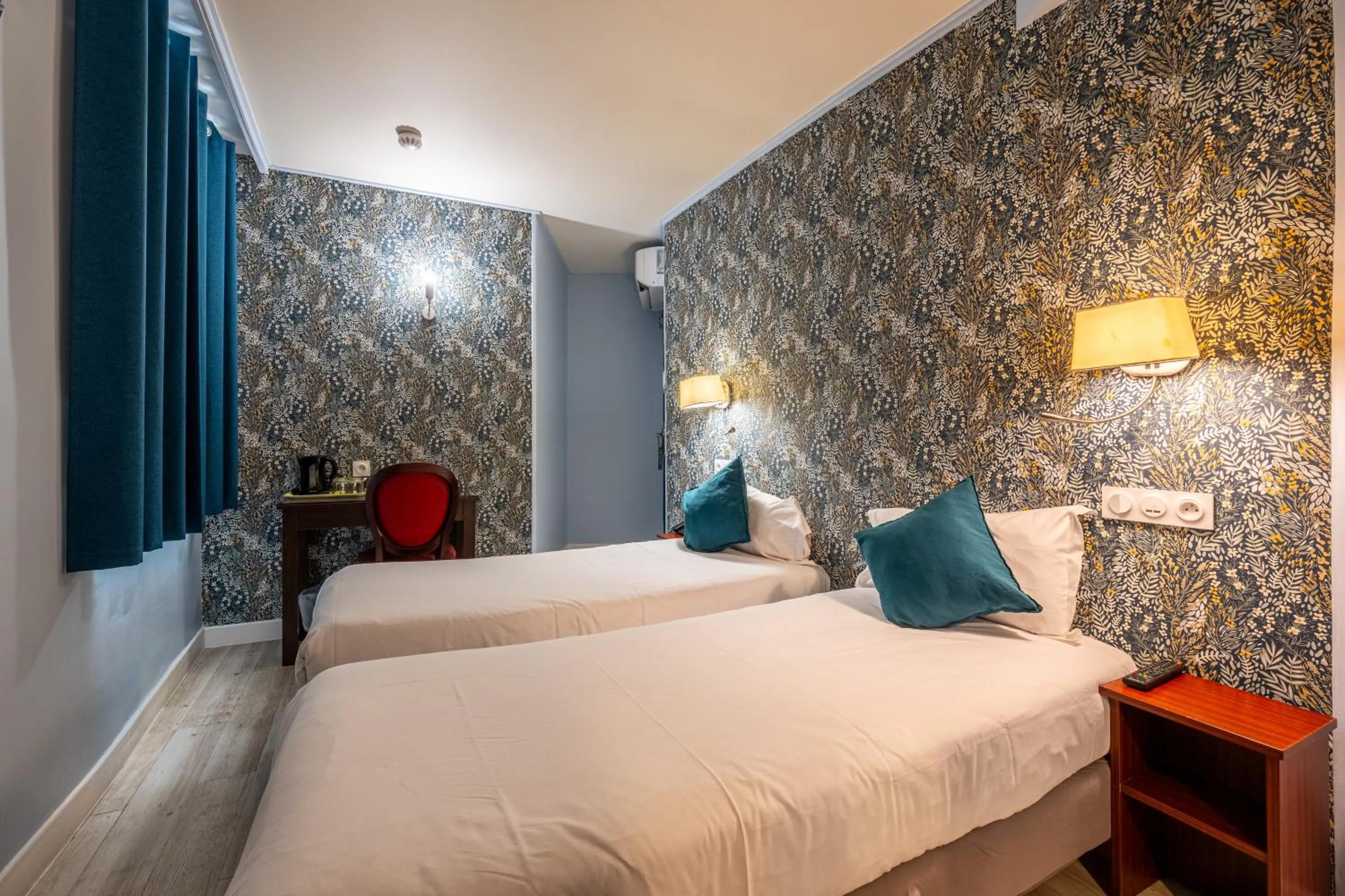 Photo of the whole room, Bed in Relais Bergson