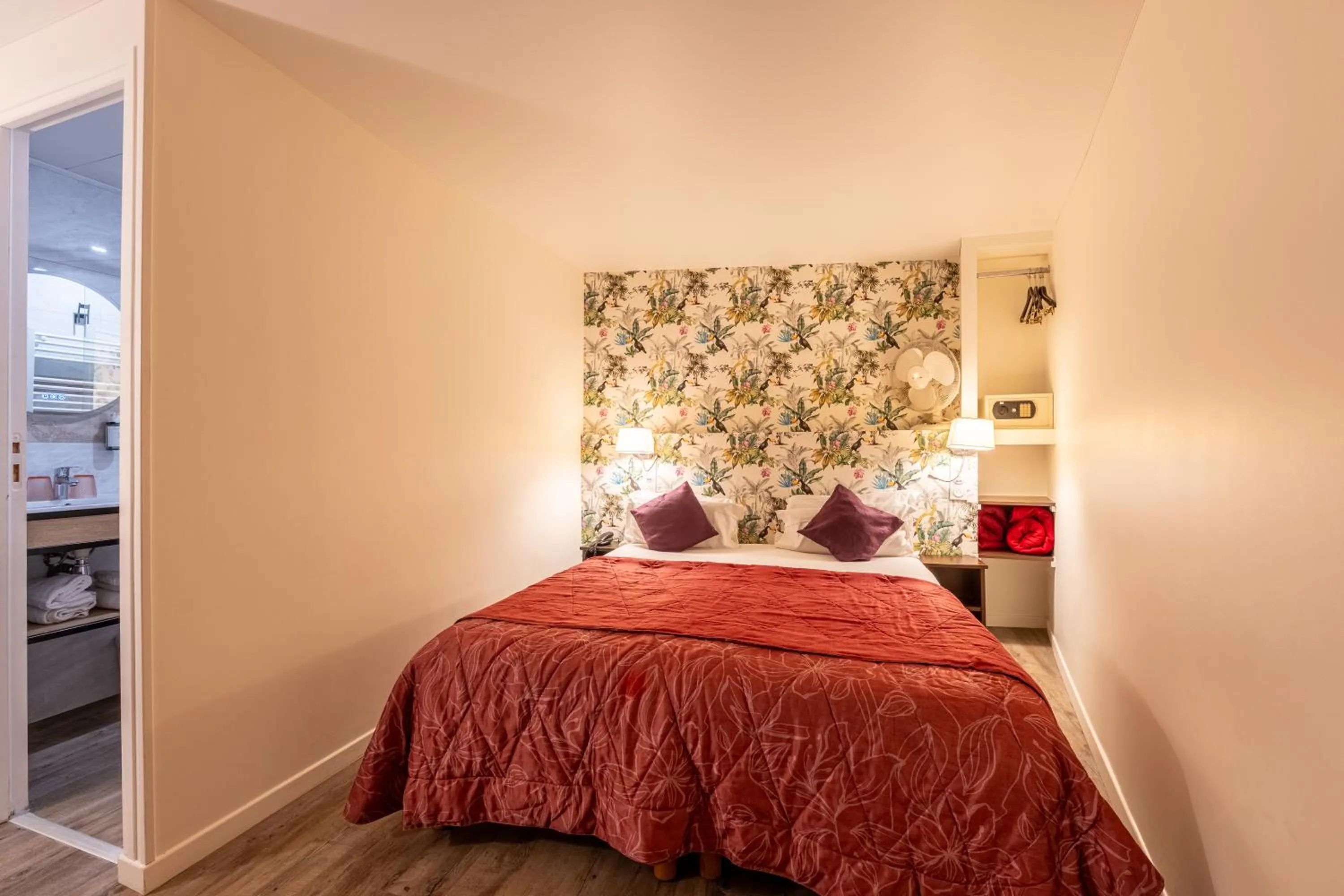 Photo of the whole room, Bed in Relais Bergson