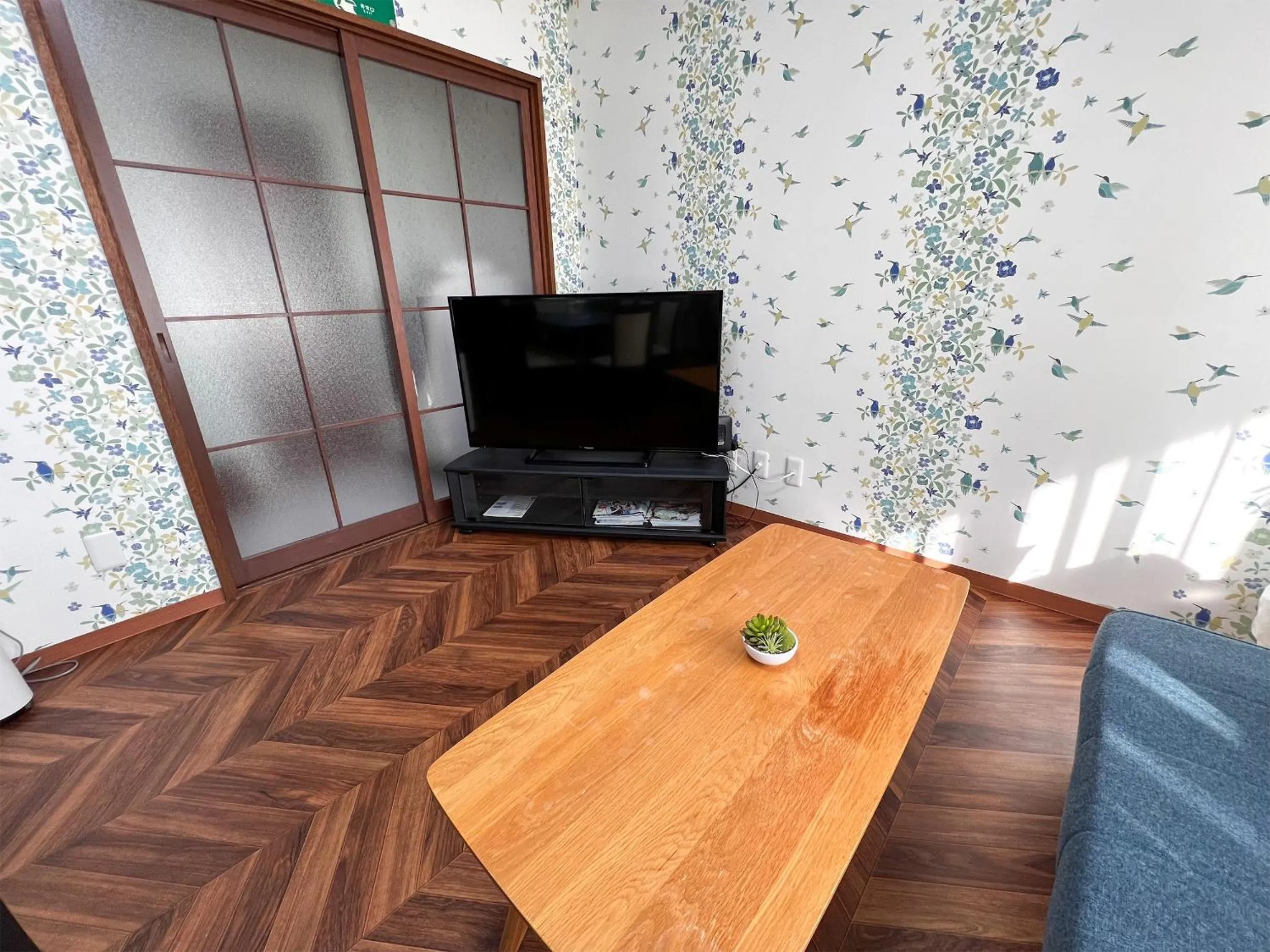 Communal lounge/ TV room in Hondori Inn