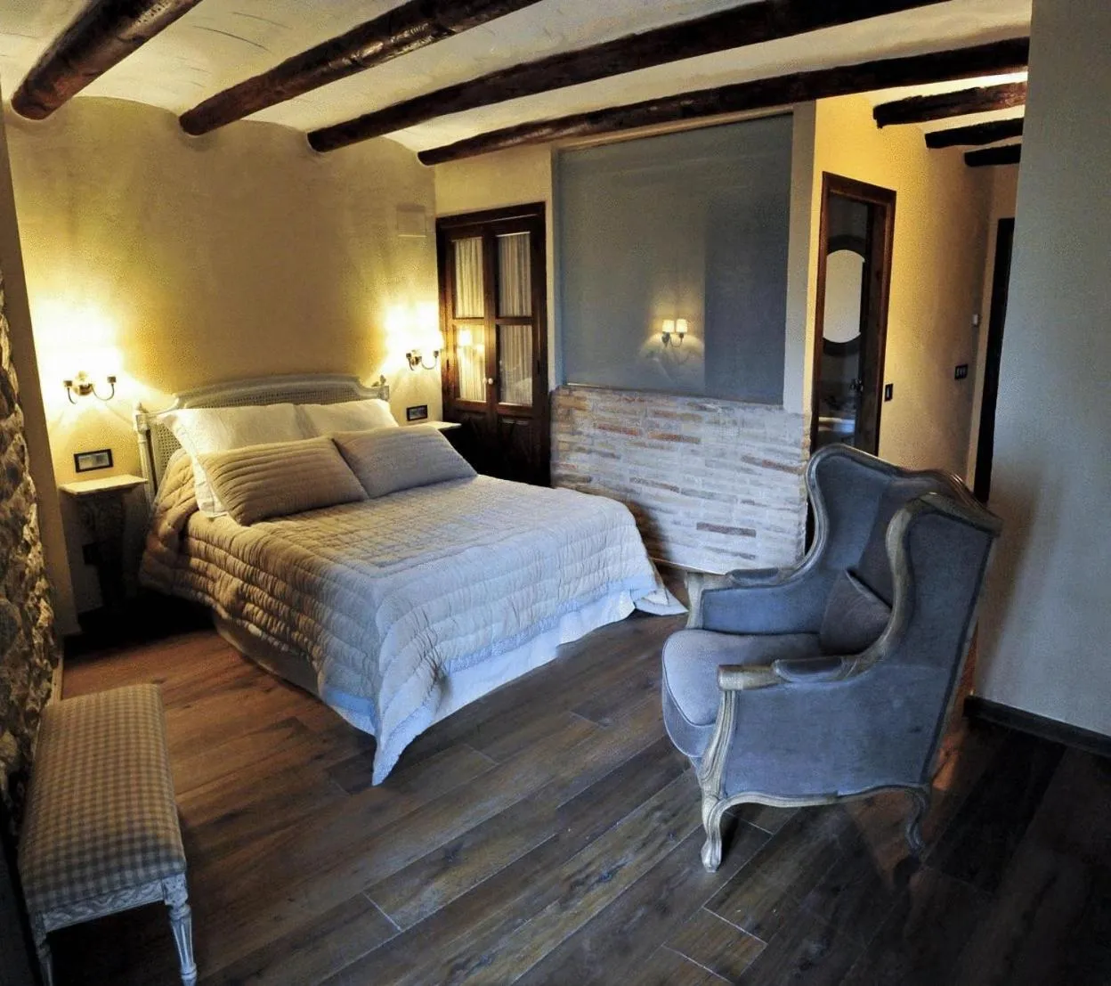 Photo of the whole room, Bed in Hotel Boutique Real Posada De Liena con jacuzzi y Restaurante Liena