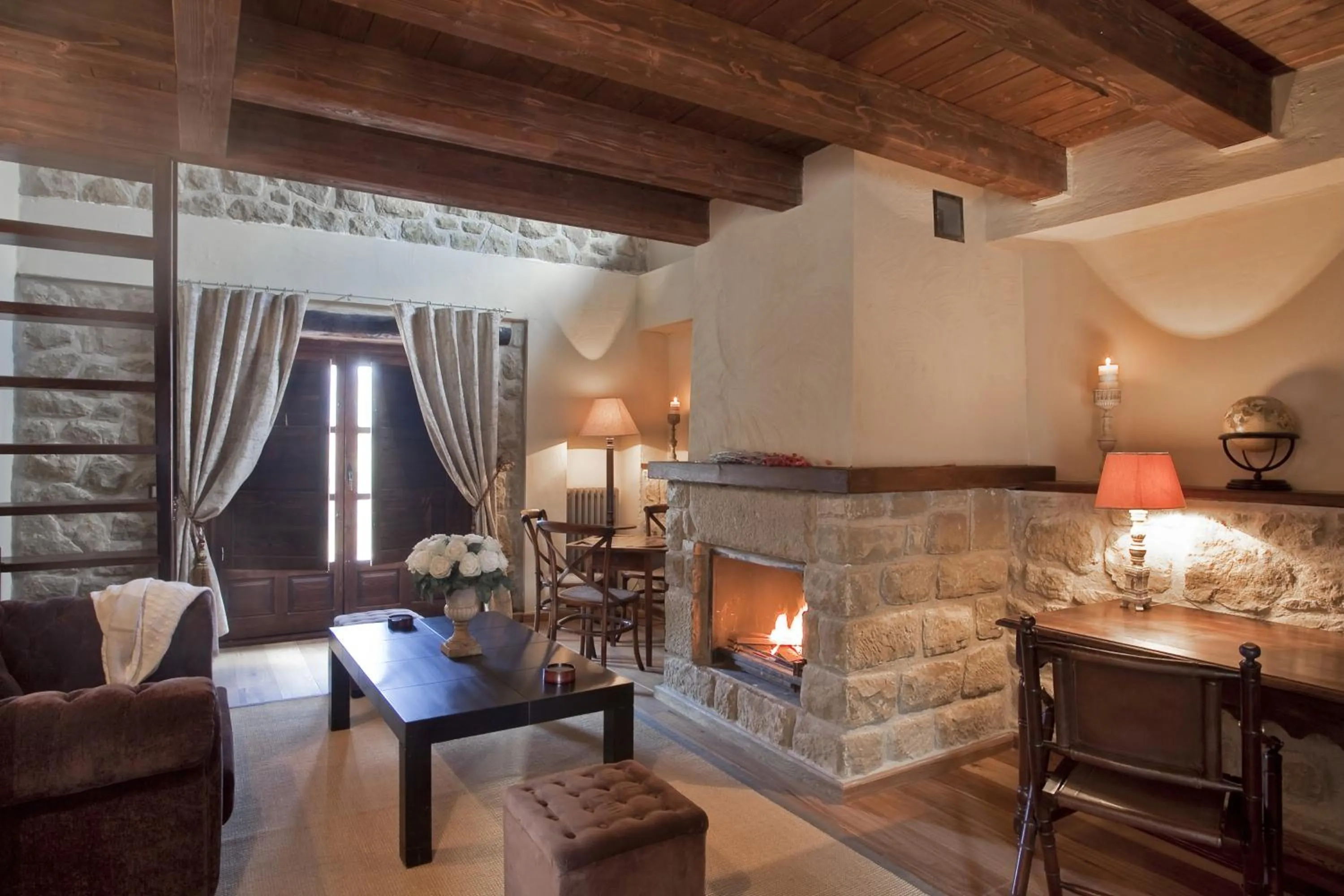 Lounge or bar in Hotel Boutique Real Posada De Liena con jacuzzi y Restaurante Liena