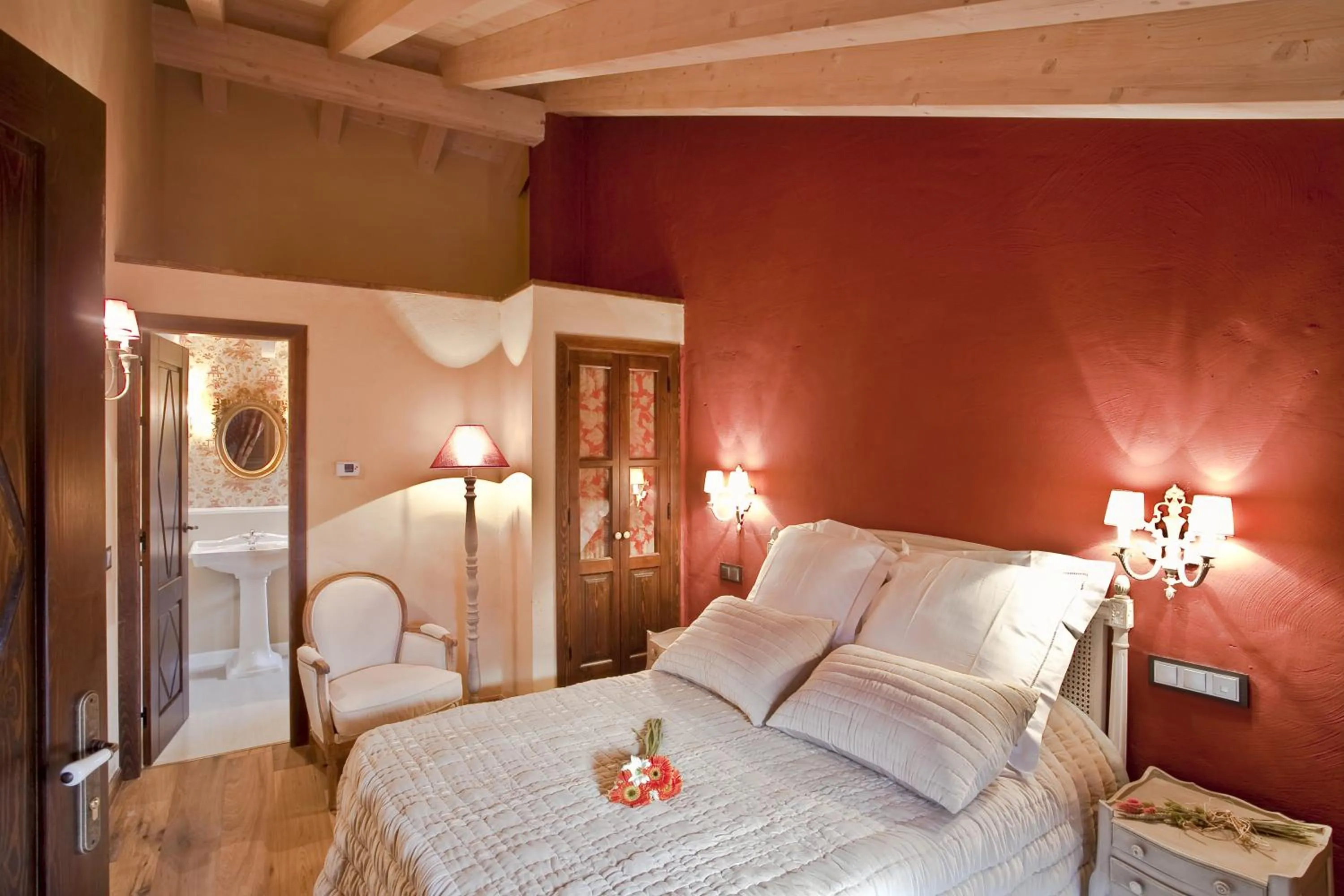 Bedroom, Bed in Hotel Boutique Real Posada De Liena con jacuzzi y Restaurante Liena