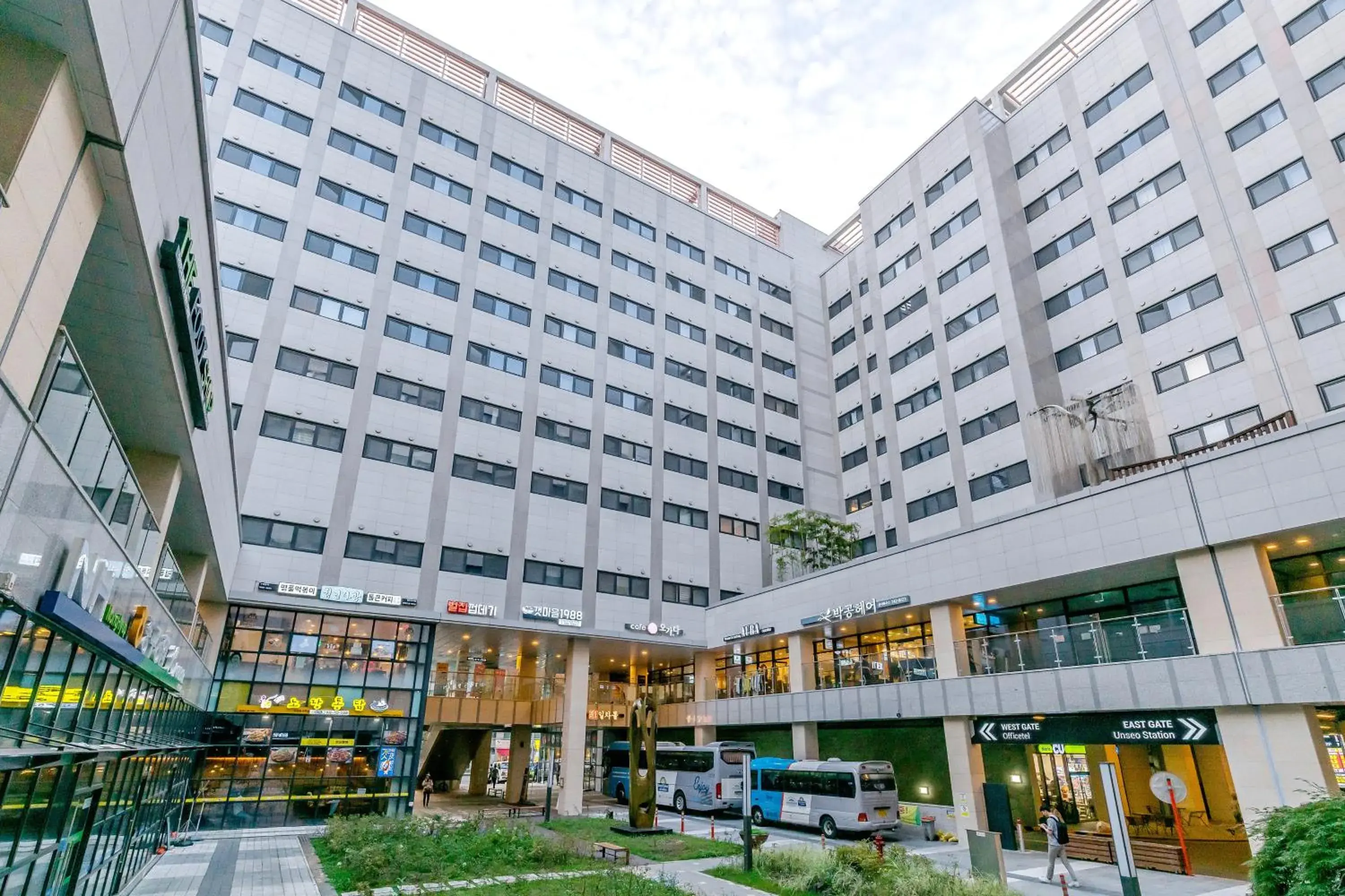 Property building in Howard Johnson by Wyndham Incheon Airport Property building in Howard Johnson by Wyndham Incheon Airport