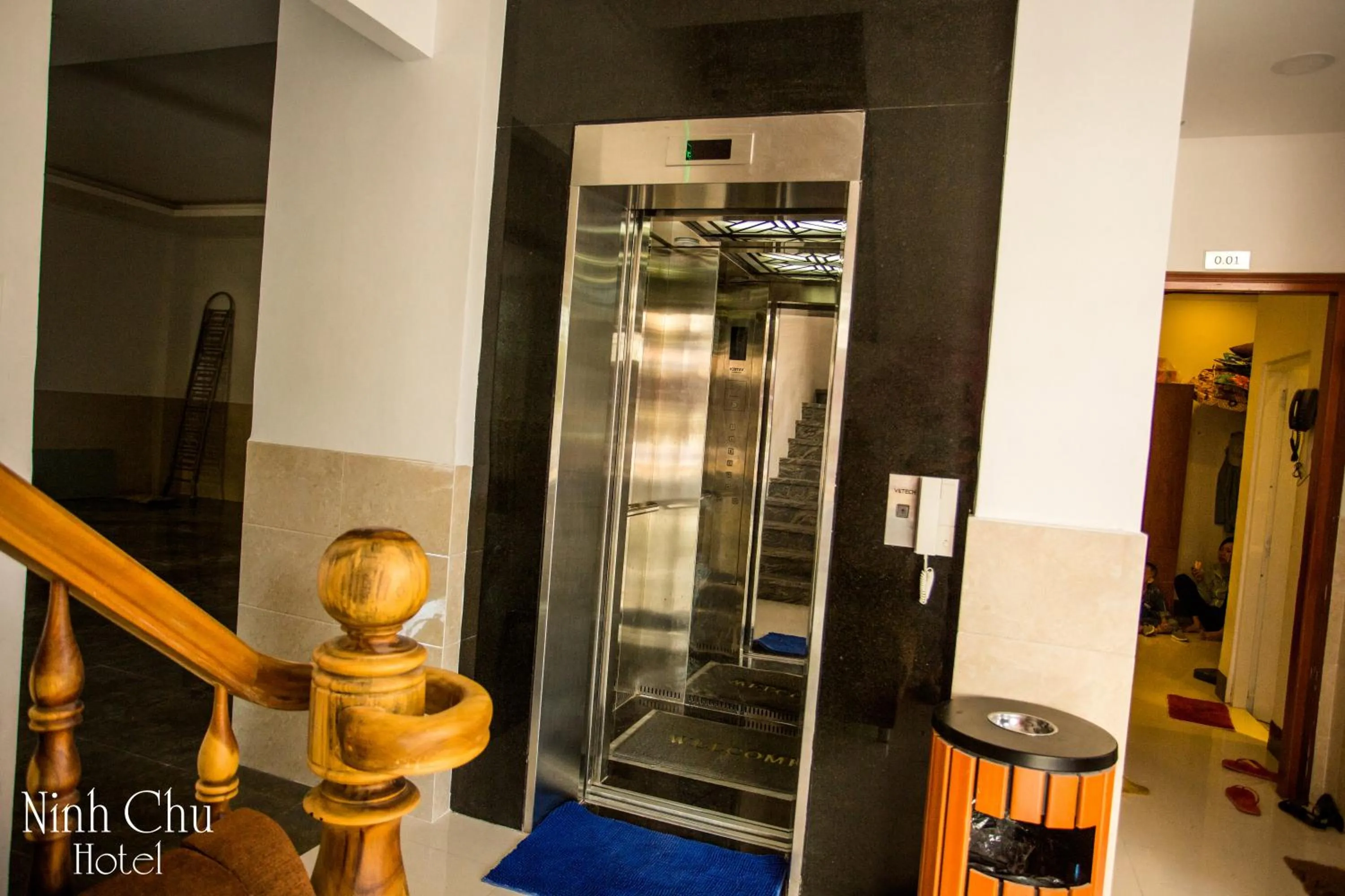 elevator in Khách Sạn Ninh Chữ