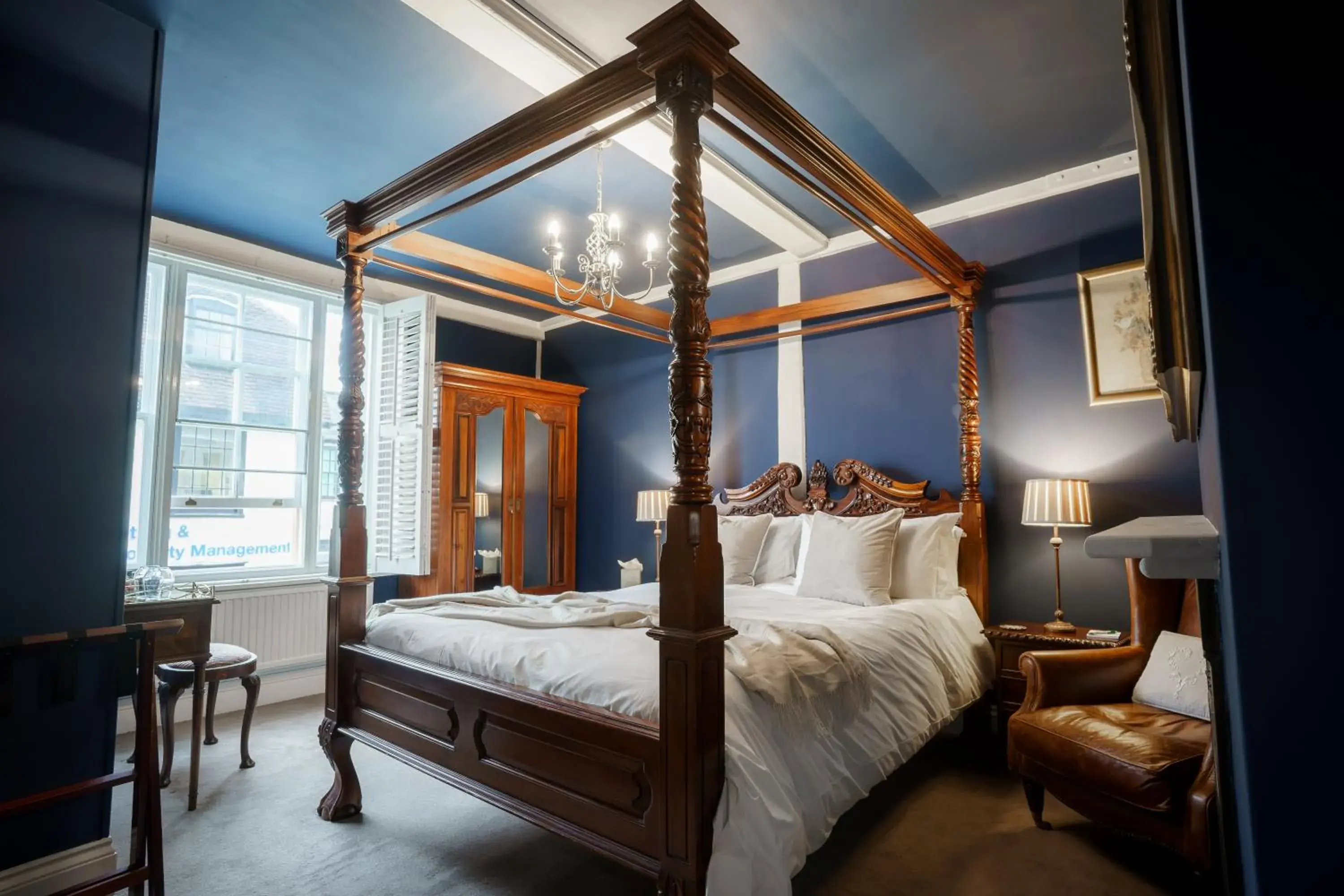 Double Room with Four Poster Bed in The Limes By Luigis Al Fresco Double Room with Four Poster Bed in The Limes By Luigis Al Fresco