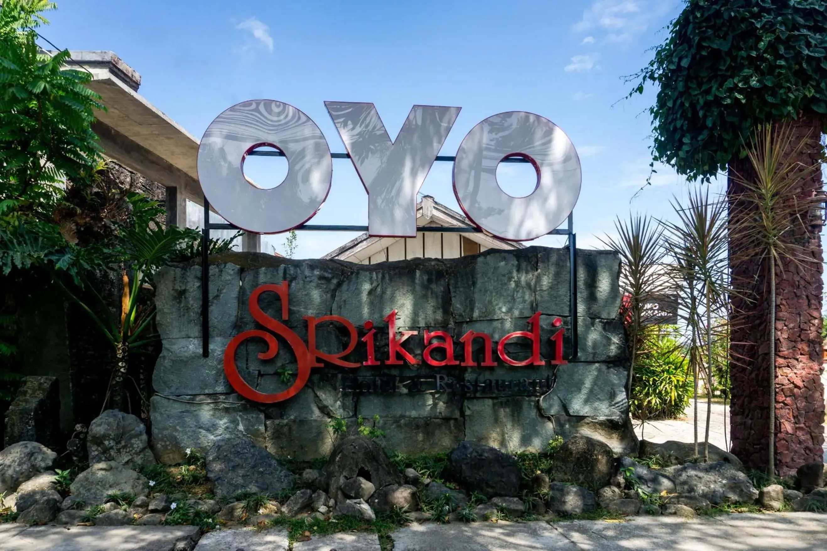 Facade/entrance in Hotel O Srikandi Hotel Facade/entrance in Hotel O Srikandi Hotel