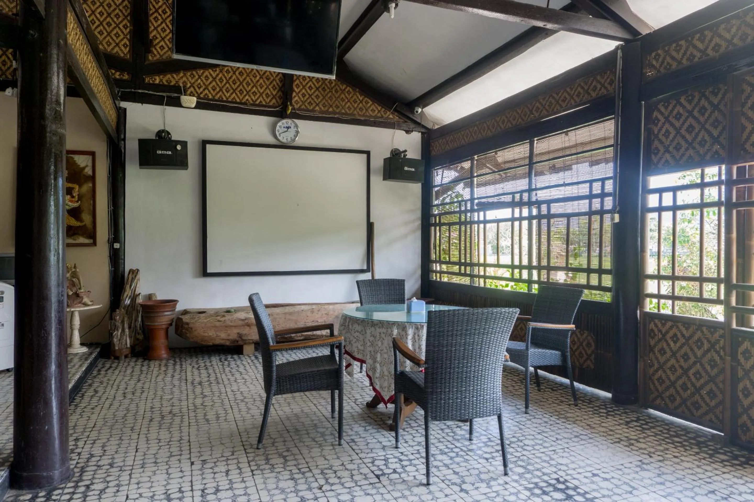 Restaurant/places to eat in Hotel O Srikandi Hotel