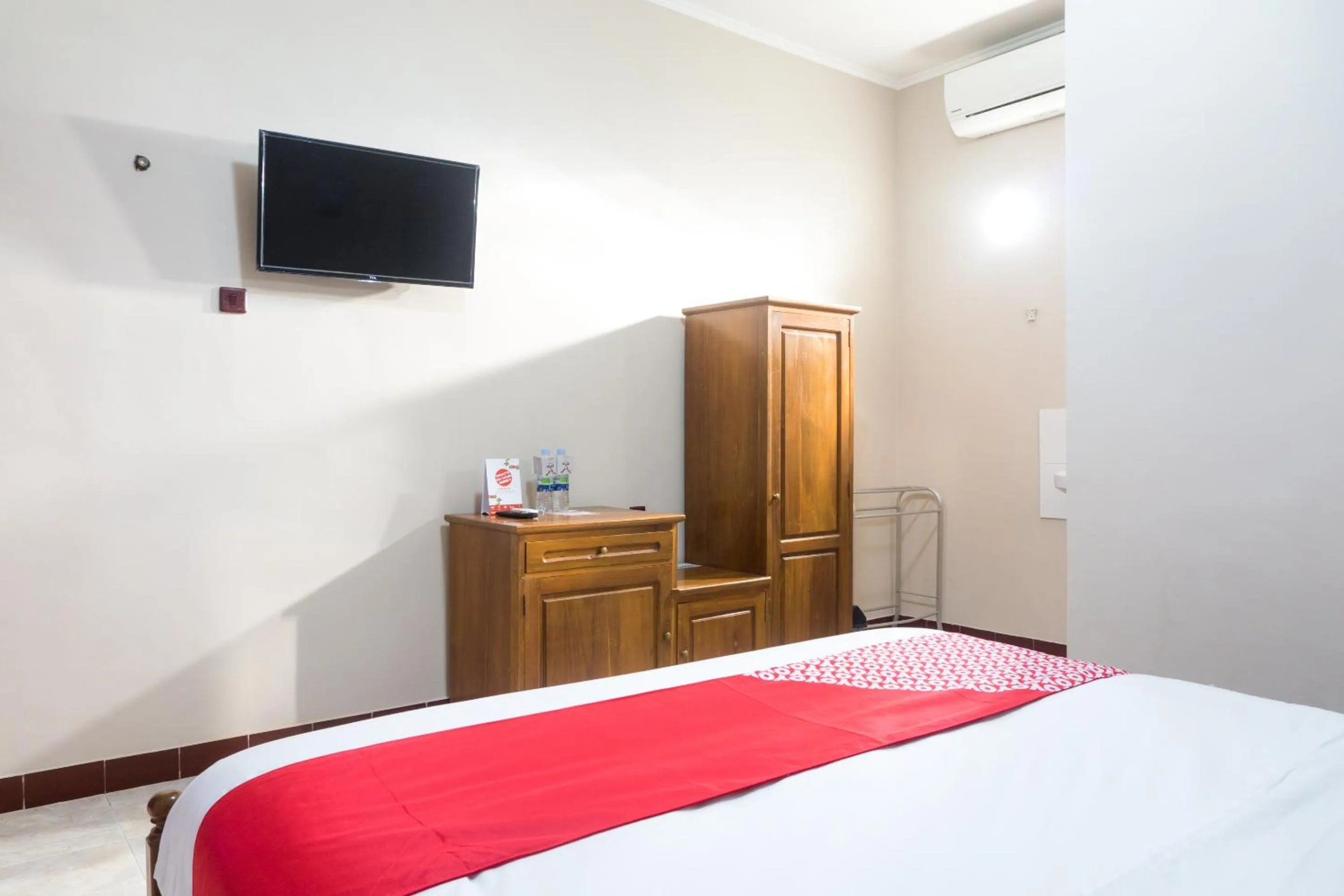 Bedroom, Bed in Hotel O Srikandi Hotel