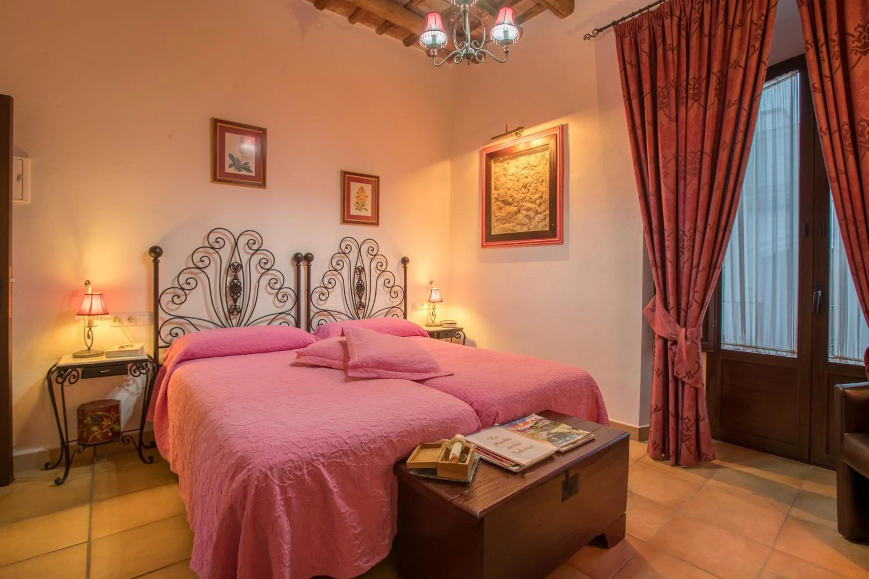 Restaurant/places to eat, Bed in La Posada Del Infante