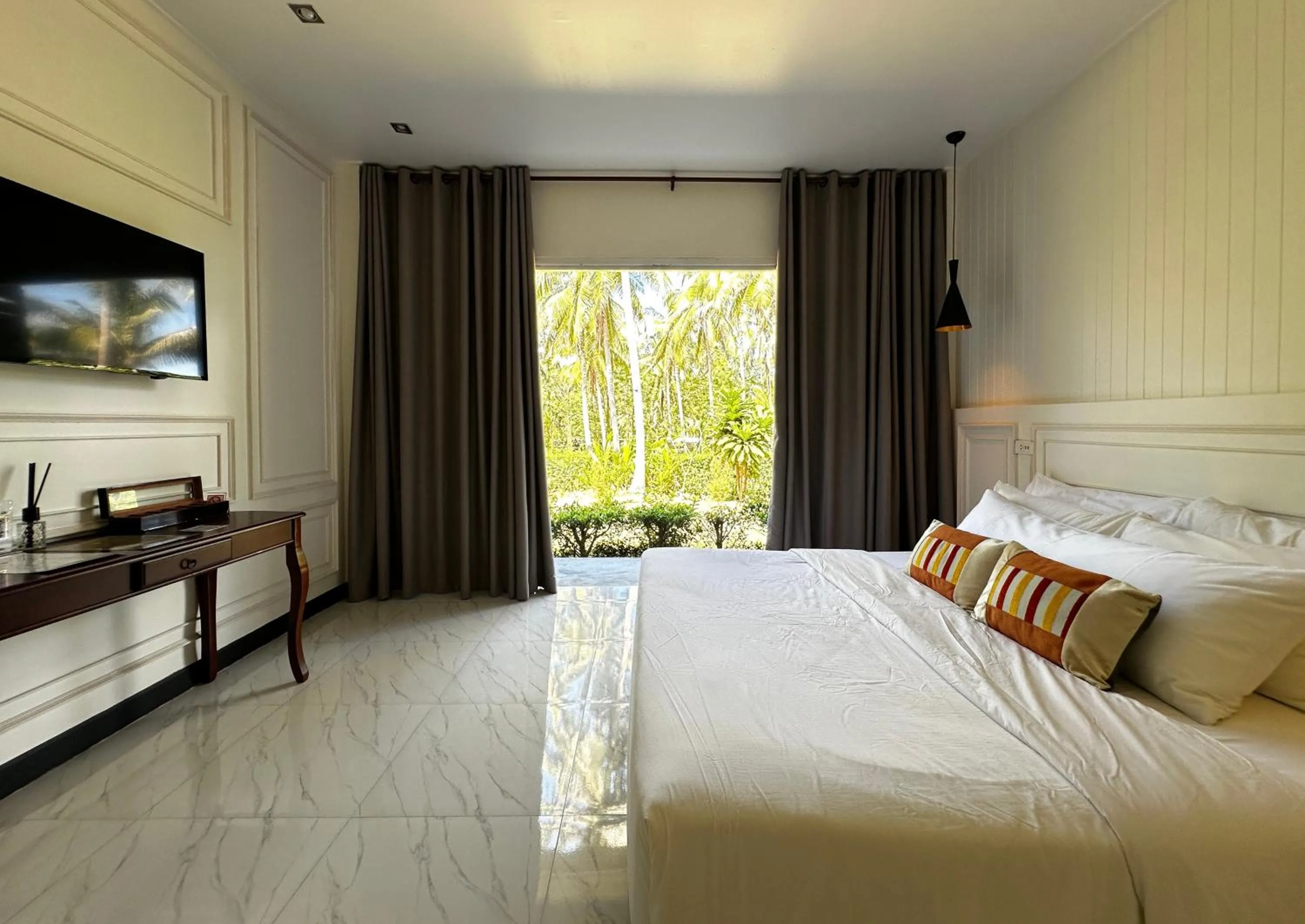 Photo of the whole room, Bed in Koh Kood BED's