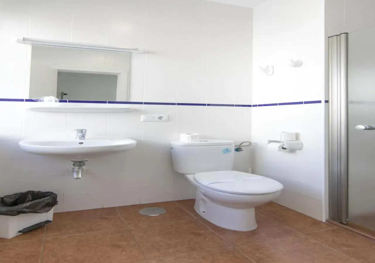 Triple Room with Bathroom in Albergue Inturjoven Malaga Triple Room with Bathroom in Albergue Inturjoven Malaga
