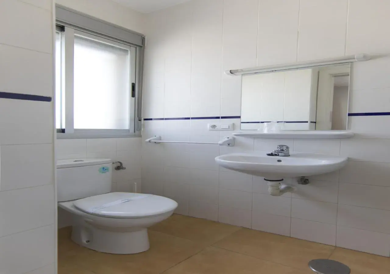 Twin Room with Bathroom - single occupancy in Albergue Inturjoven Malaga Twin Room with Bathroom - single occupancy in Albergue Inturjoven Malaga