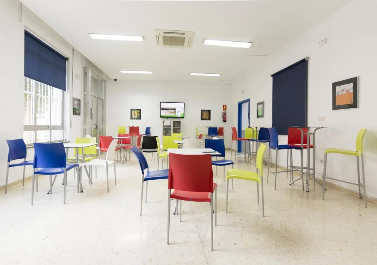 Communal lounge/ TV room in Albergue Inturjoven Malaga