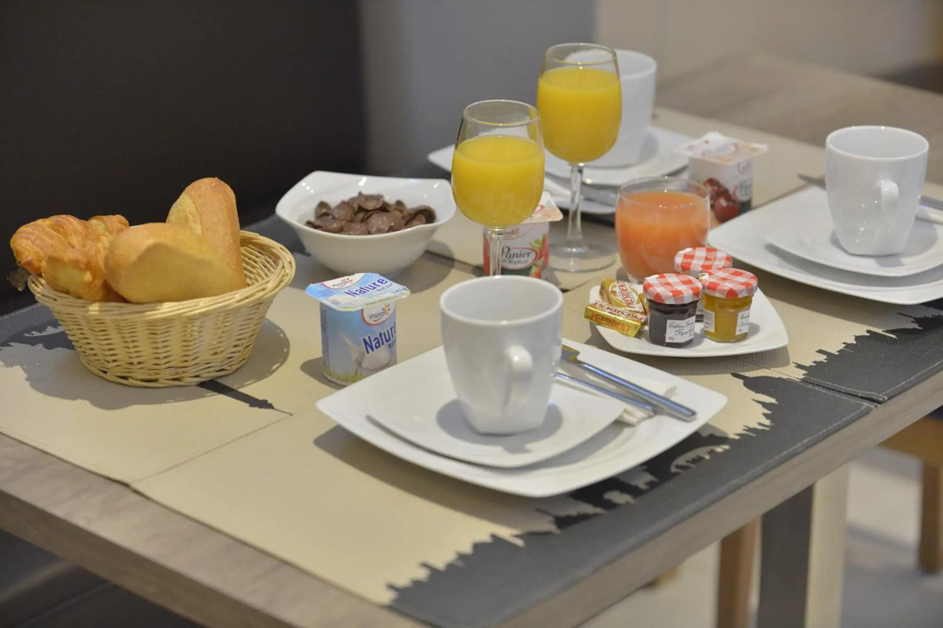 Food and drinks in Hotel du Chemin Vert Food and drinks in Hotel du Chemin Vert