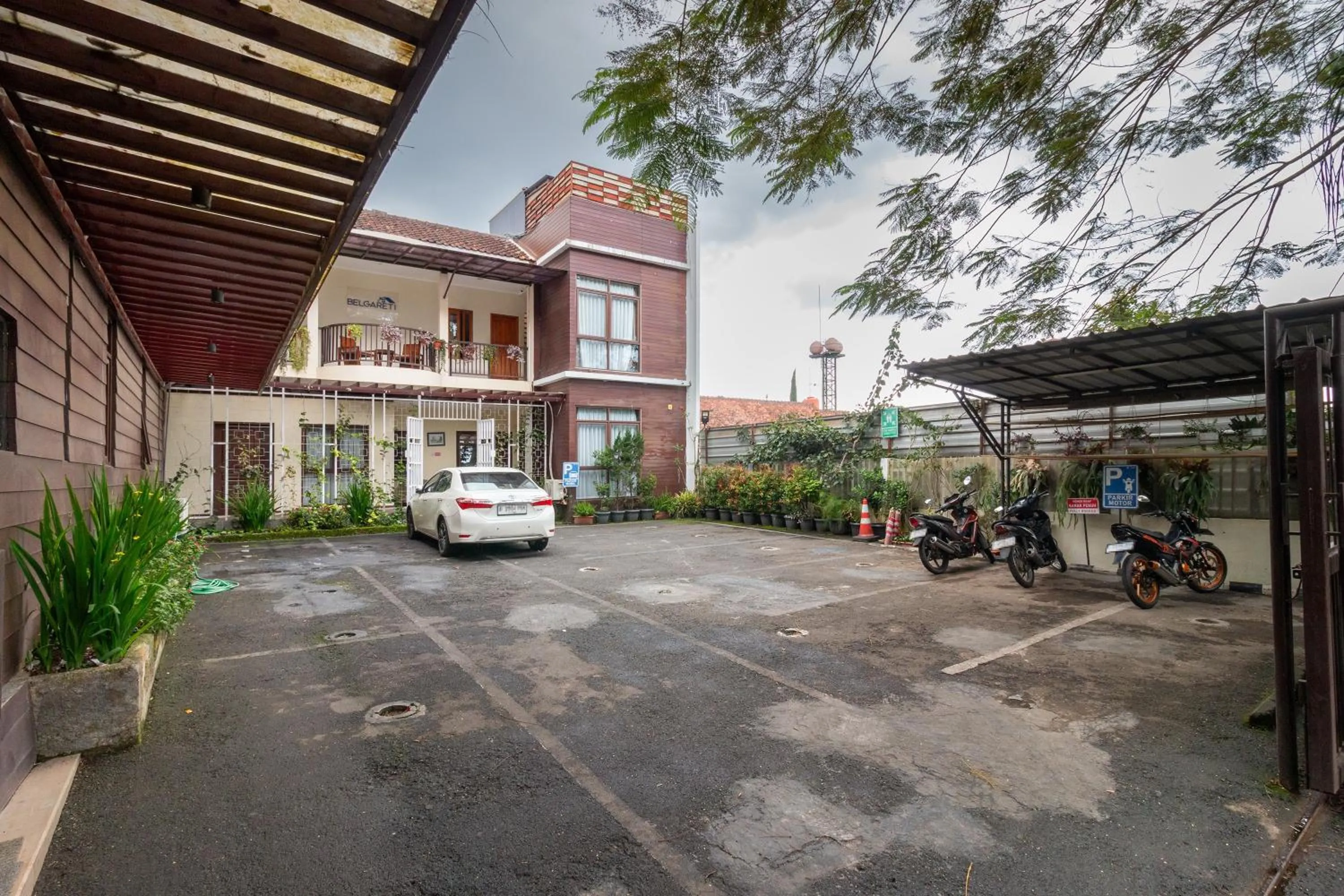 Parking in Jayagiri Guesthouse By Belgareti