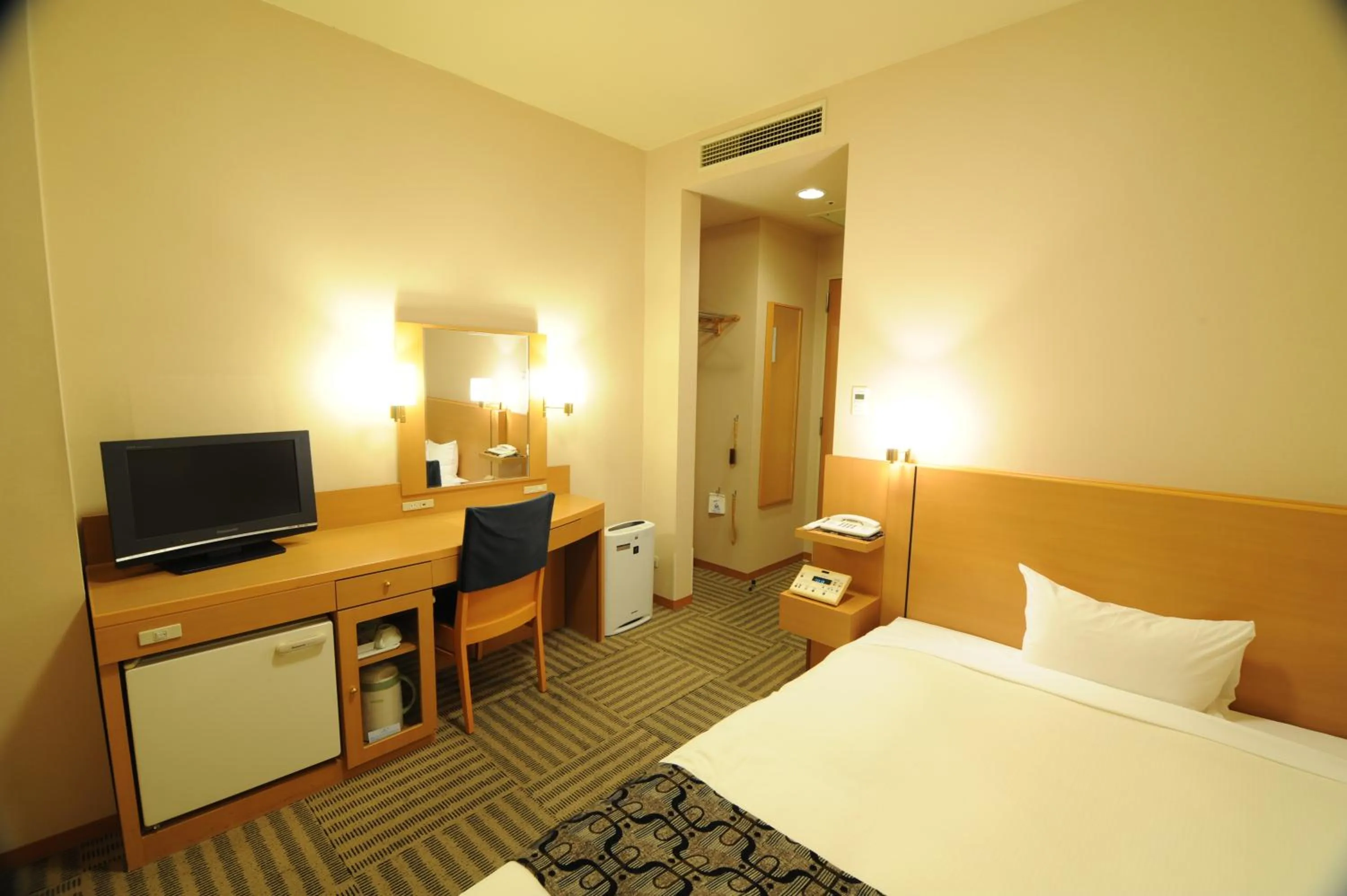 Photo of the whole room, Bed in Yamagata Eki Nishiguchi Washington Hotel
