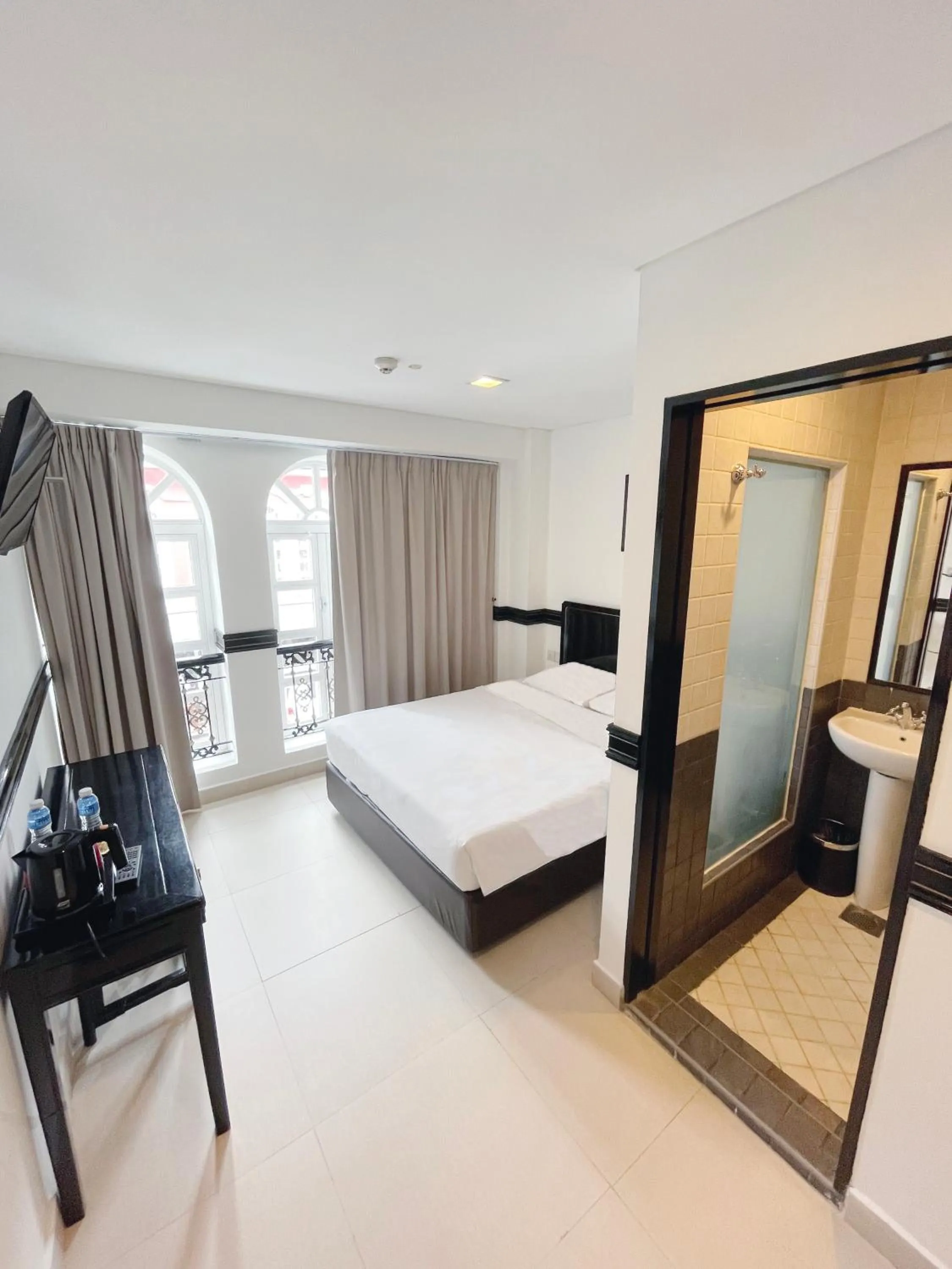 Toilet, Bed in The Snooze Hotel Marine Parade