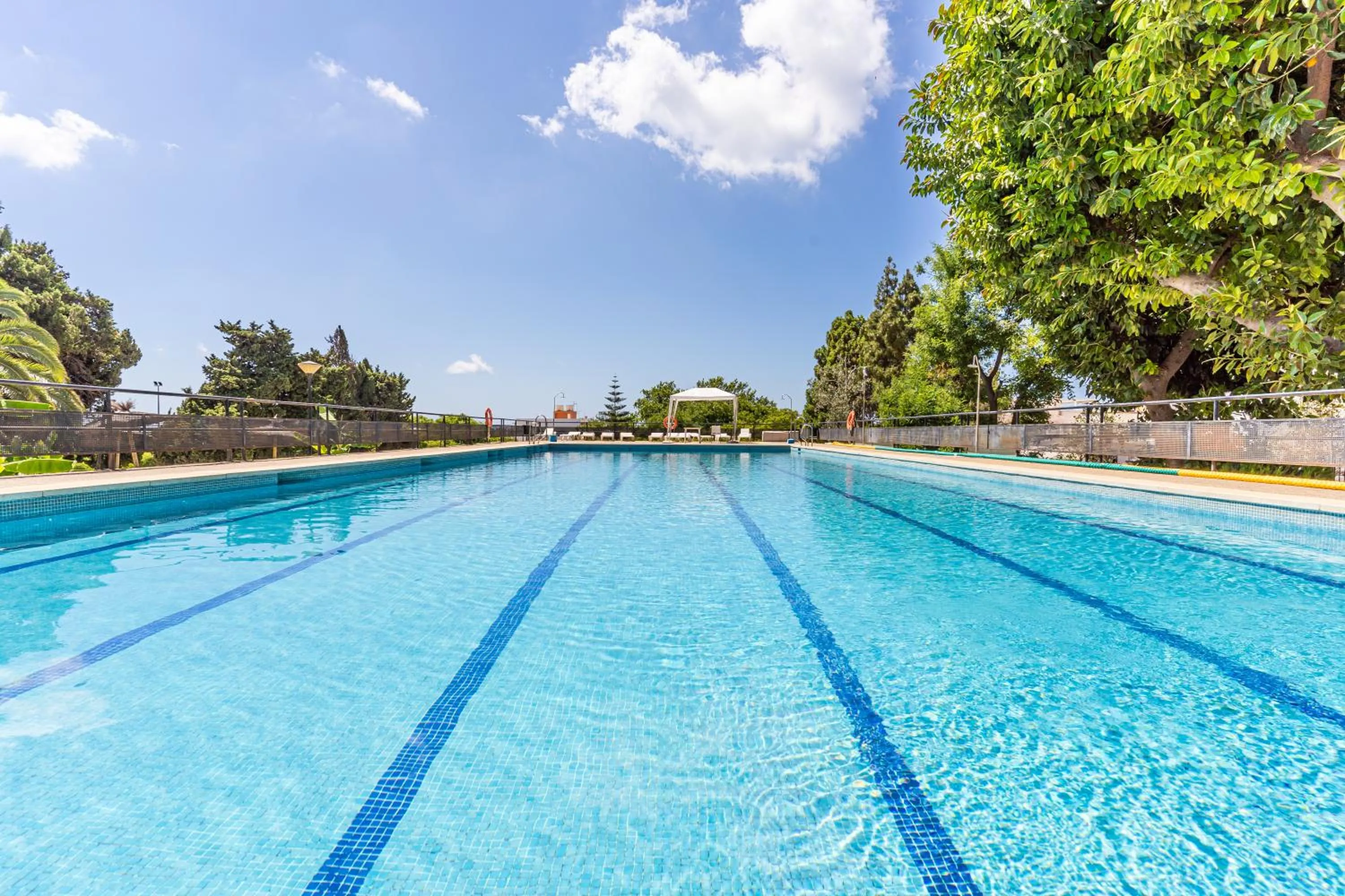 Swimming pool in Albergue Inturjoven Marbella