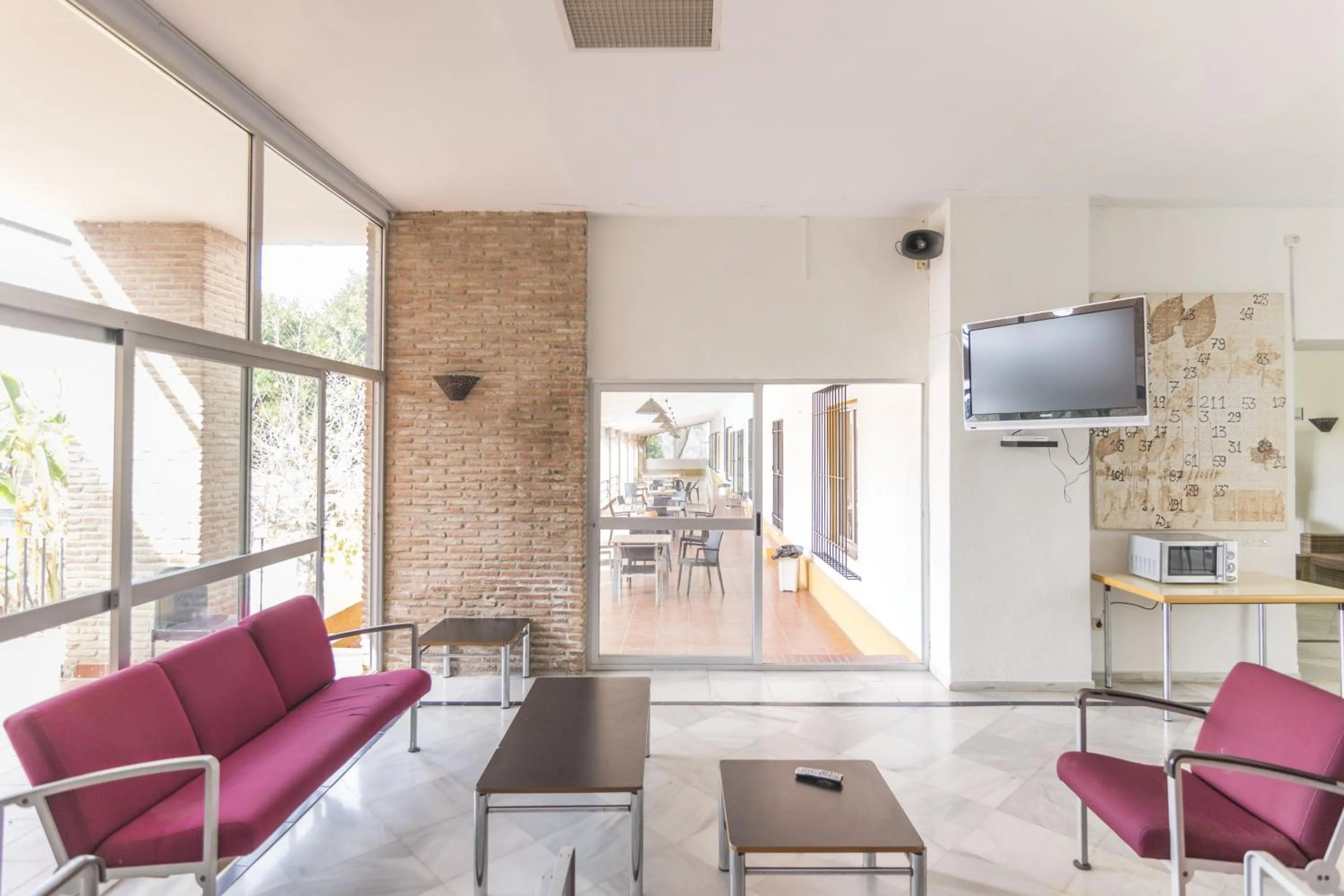 Communal lounge/ TV room in Albergue Inturjoven Marbella