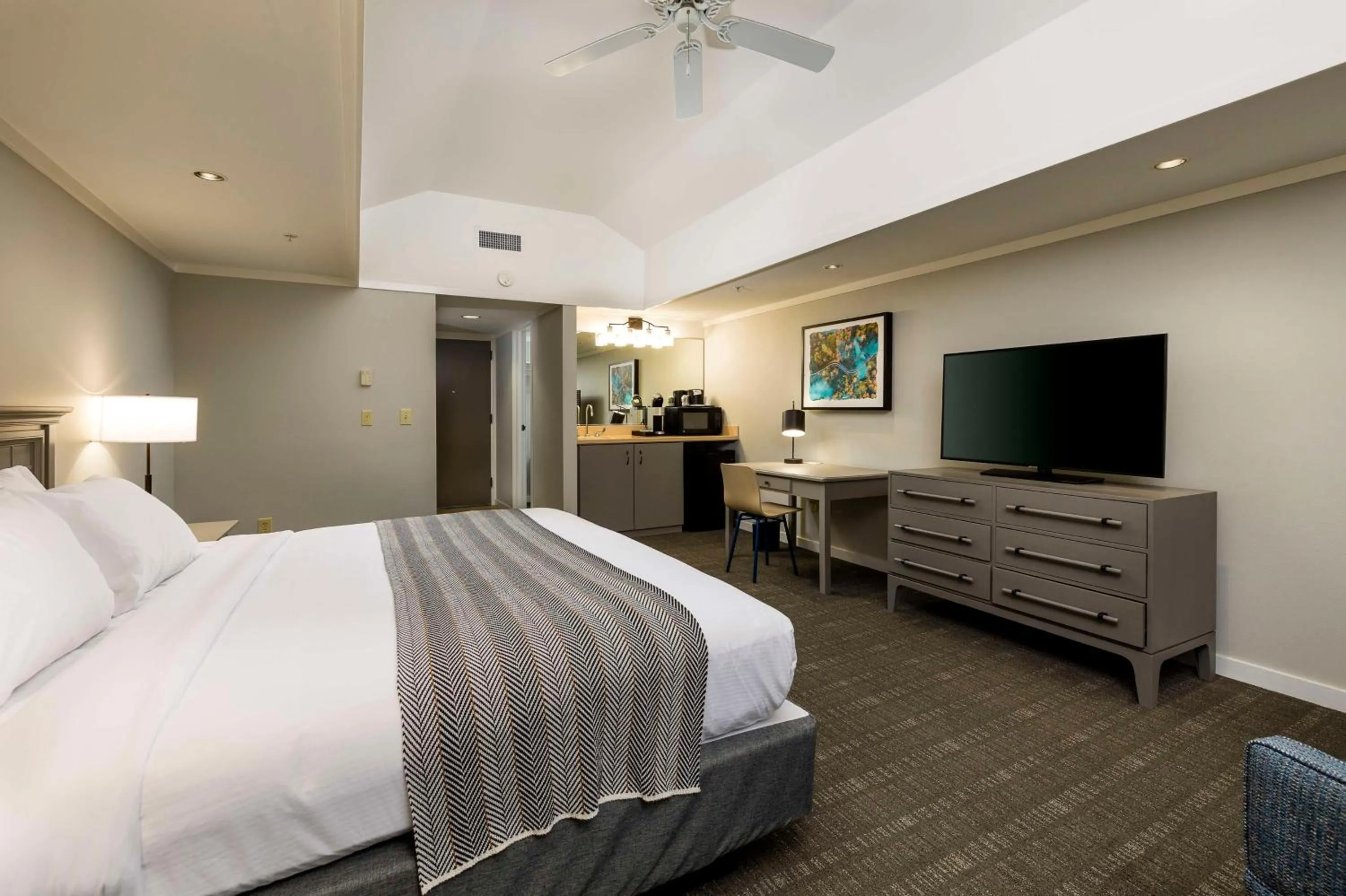 Bedroom, Bed in Waynesville Inn & Golf Club, Trademark Collection by Wyndham