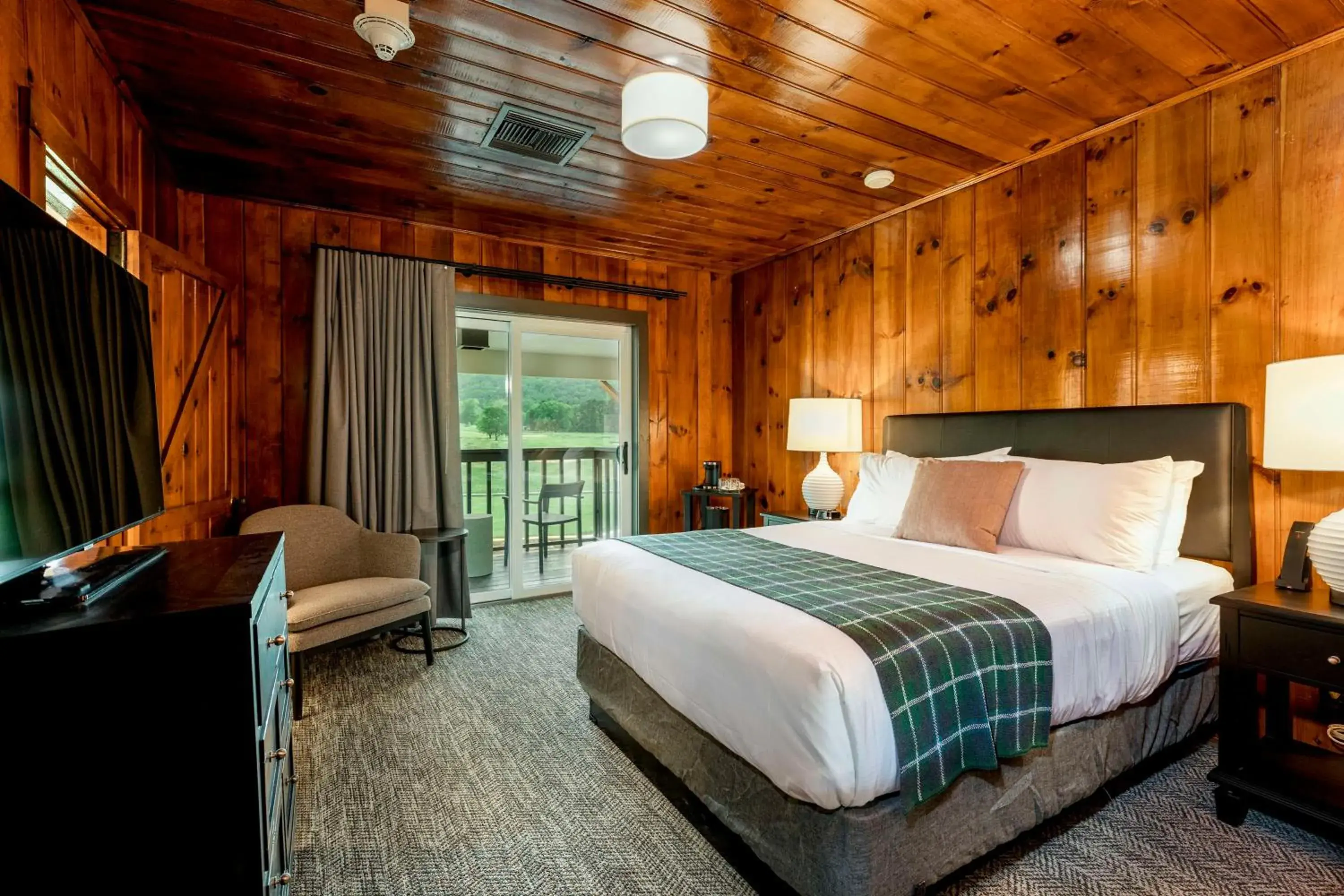 View (from property/room), Bed in Waynesville Inn & Golf Club, Trademark Collection by Wyndham View (from property/room), Bed in Waynesville Inn & Golf Club, Trademark Collection by Wyndham