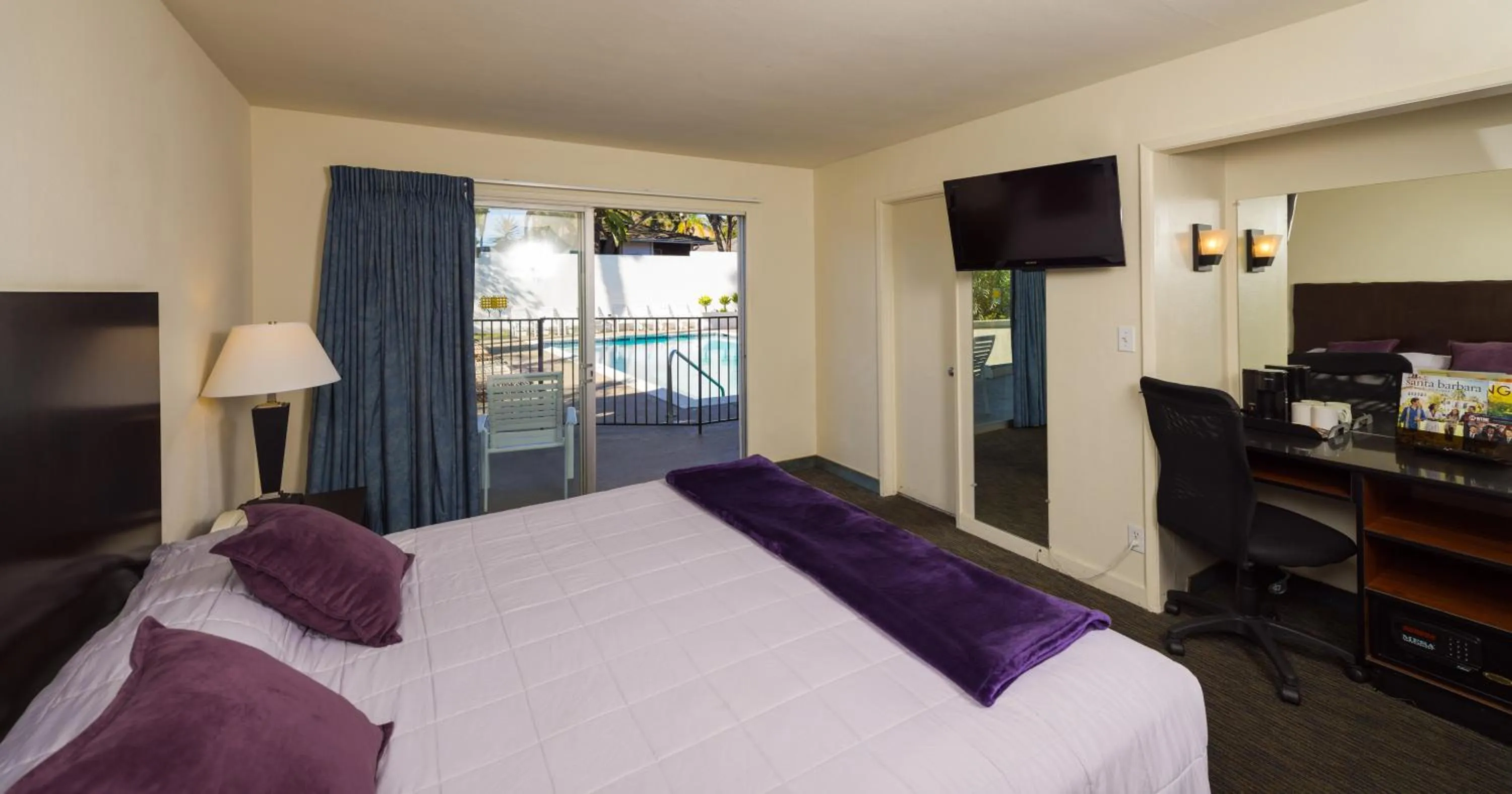 TV and multimedia, Bed in Orange Tree Inn