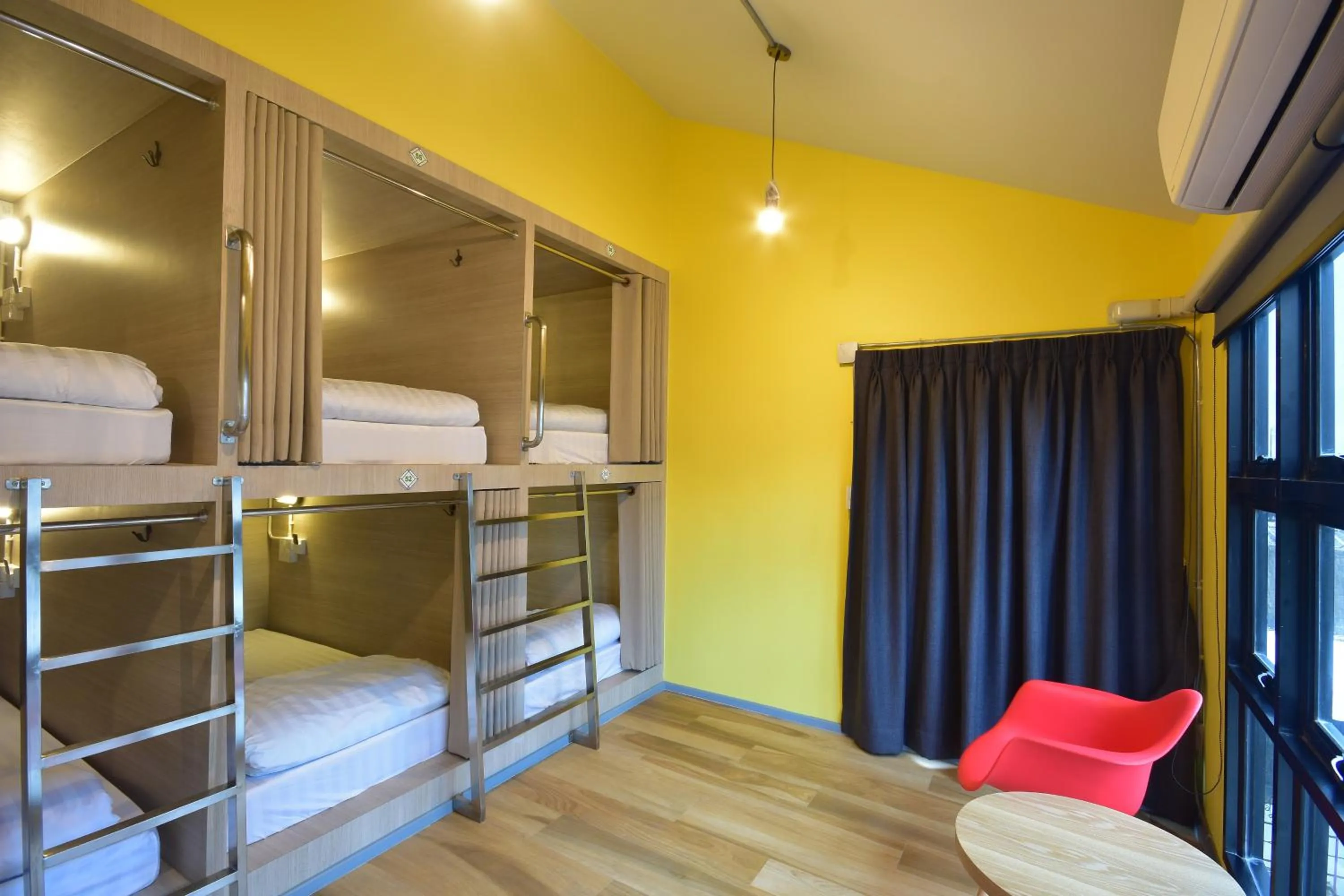 Bedroom, Bed in The Chatbox Silom Hostel