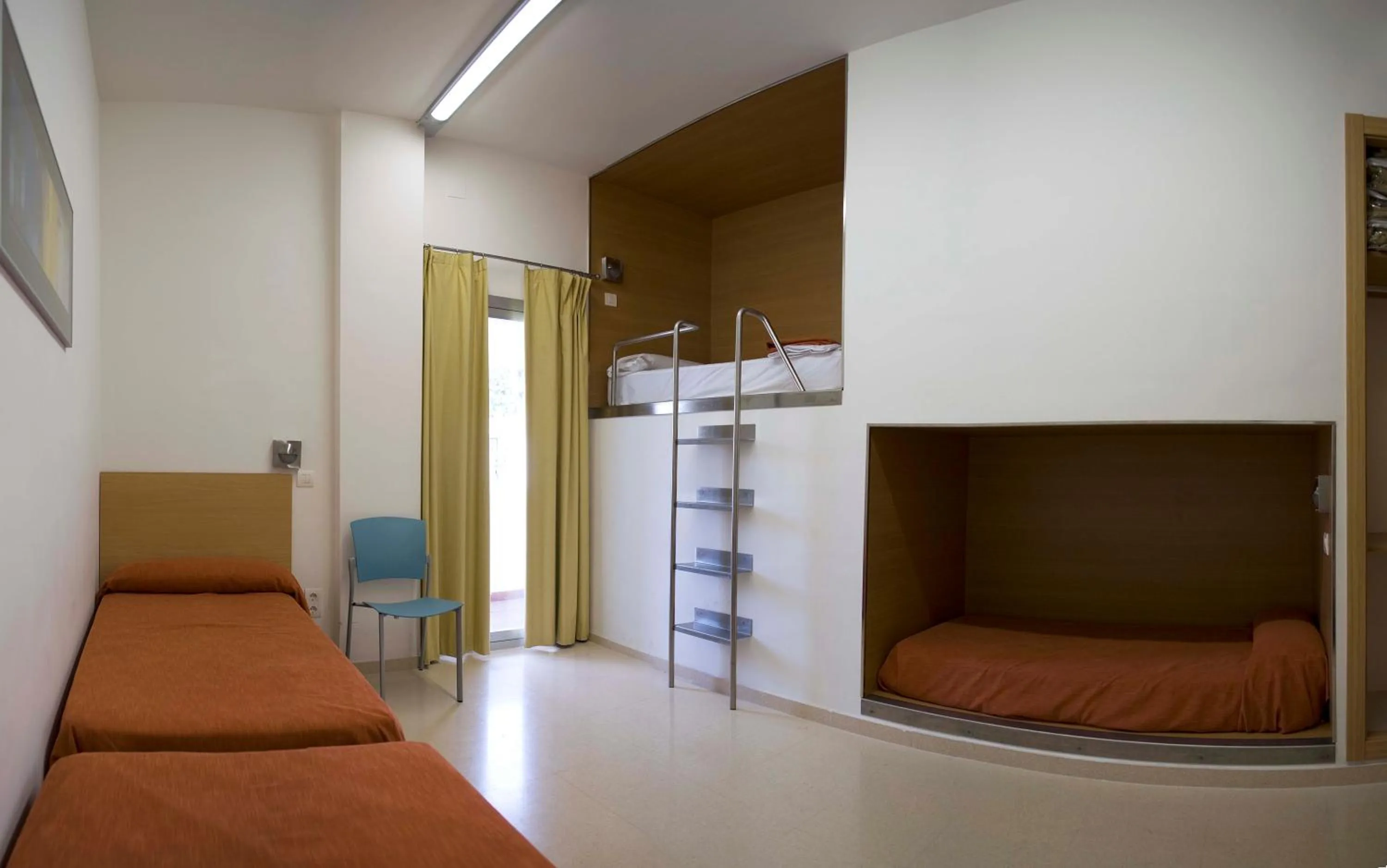 Photo of the whole room, Bed in Albergue Inturjoven Torremolinos