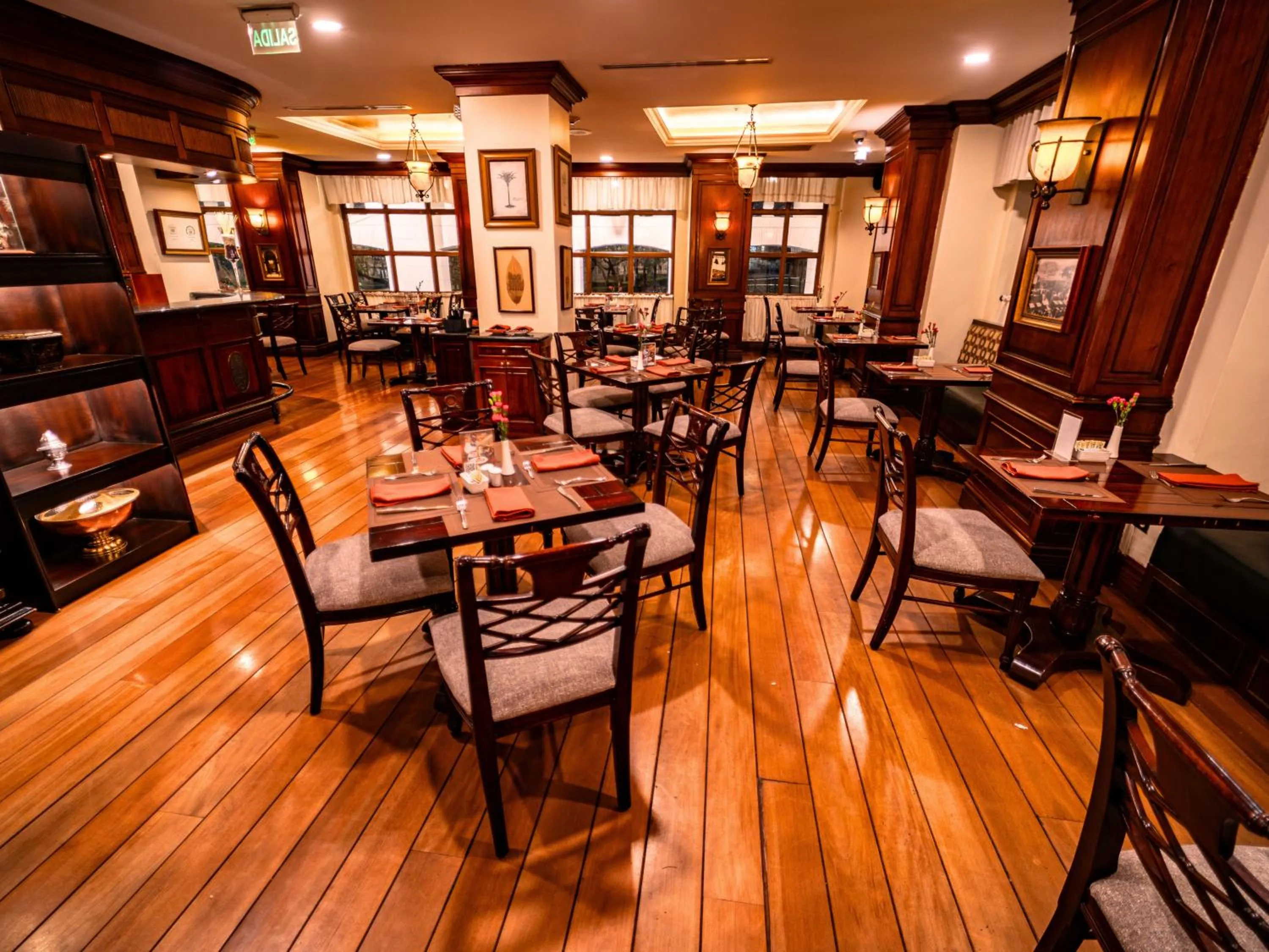 Restaurant/places to eat in Plaza Grande Hotel