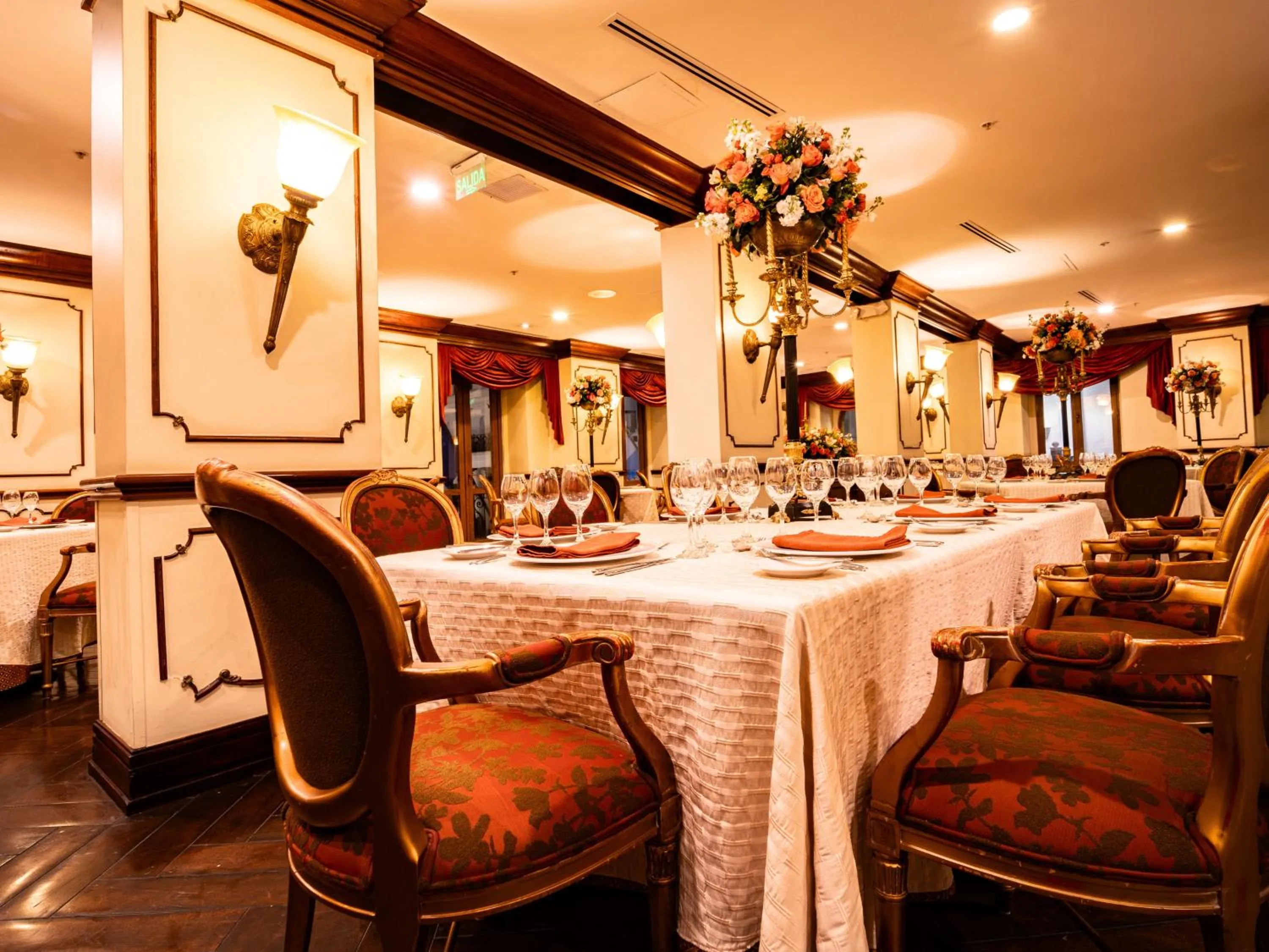 Restaurant/places to eat in Plaza Grande Hotel