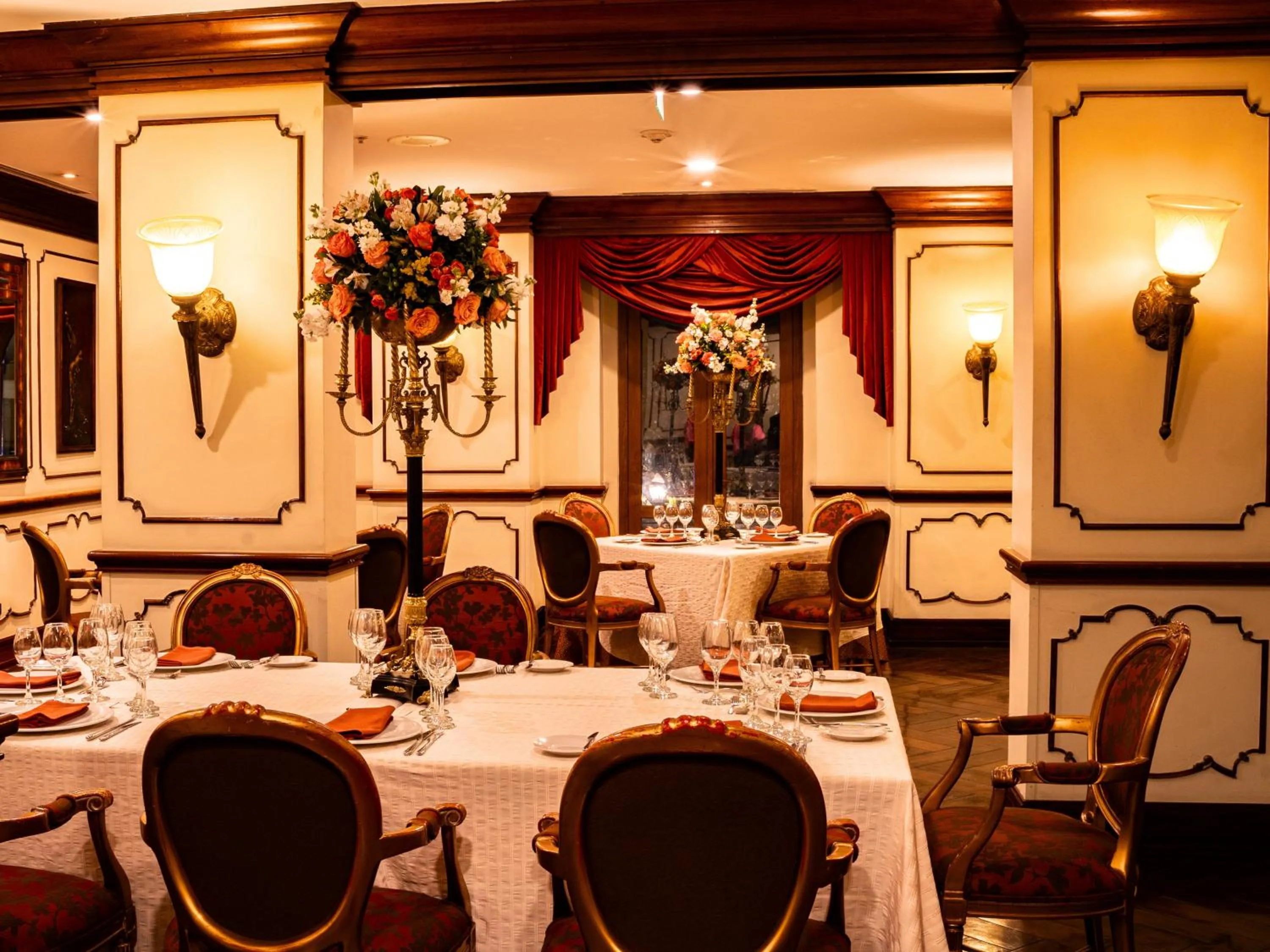 Restaurant/places to eat in Plaza Grande Hotel