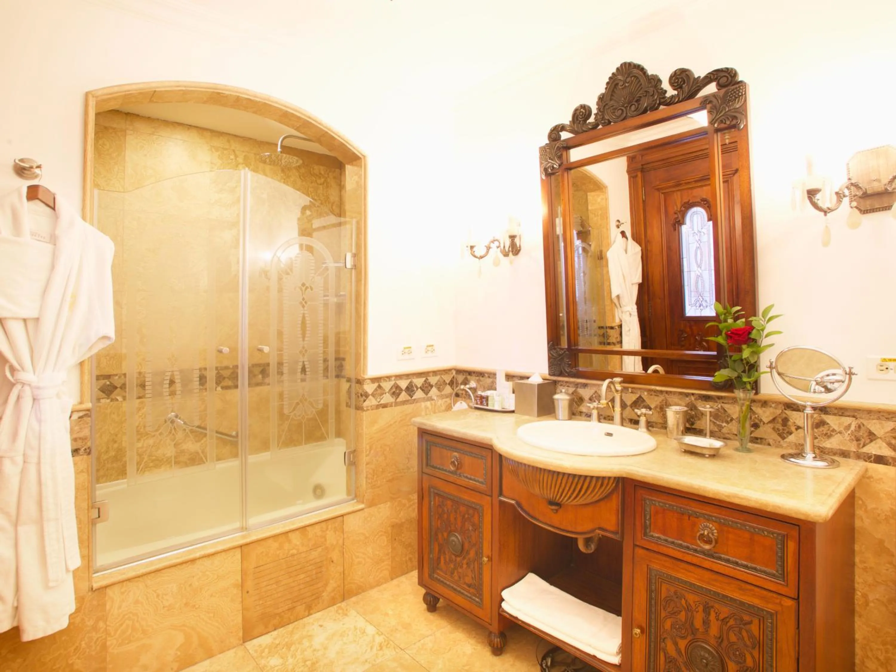 Shower in Plaza Grande Hotel