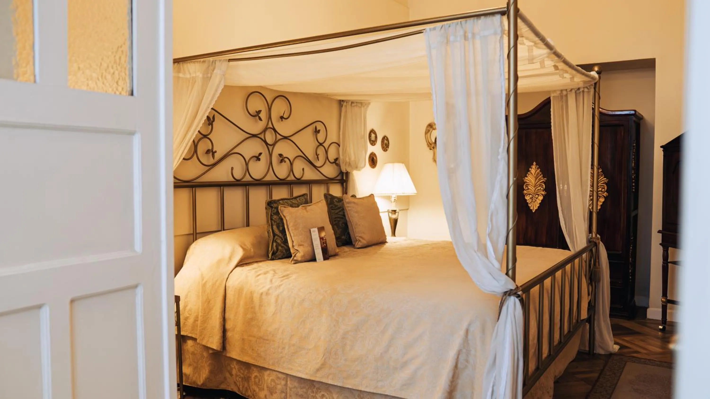 Bed in Boutique Hotel Mansion del Angel