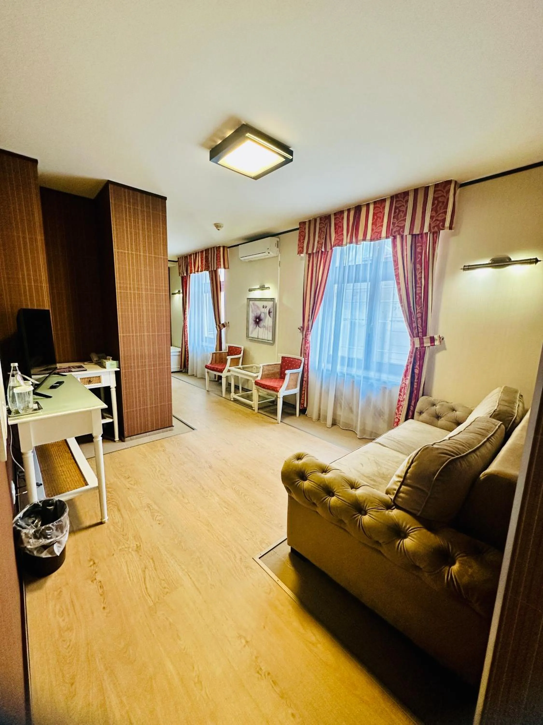 TV and multimedia in Villa & Restaurant Levoslav House