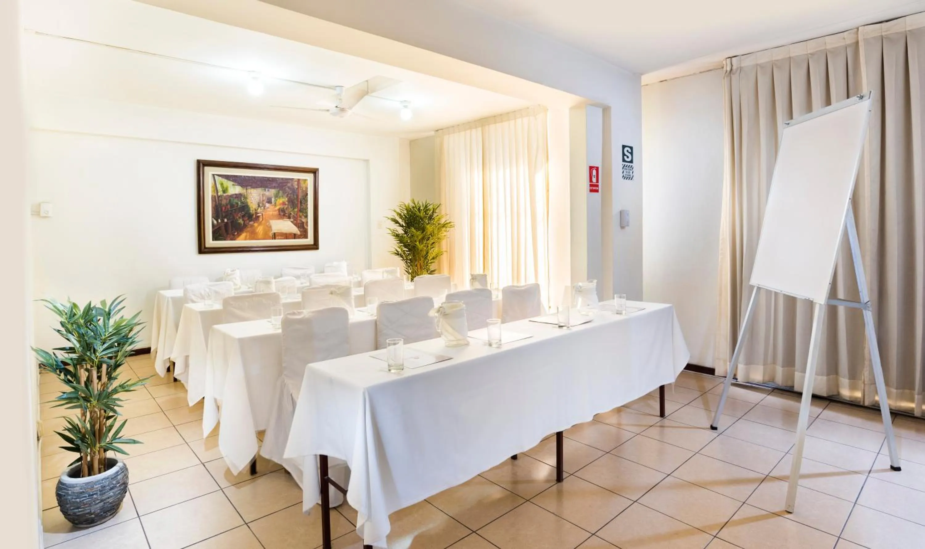 Meeting/conference room in Hotel Corregidor by Cassana