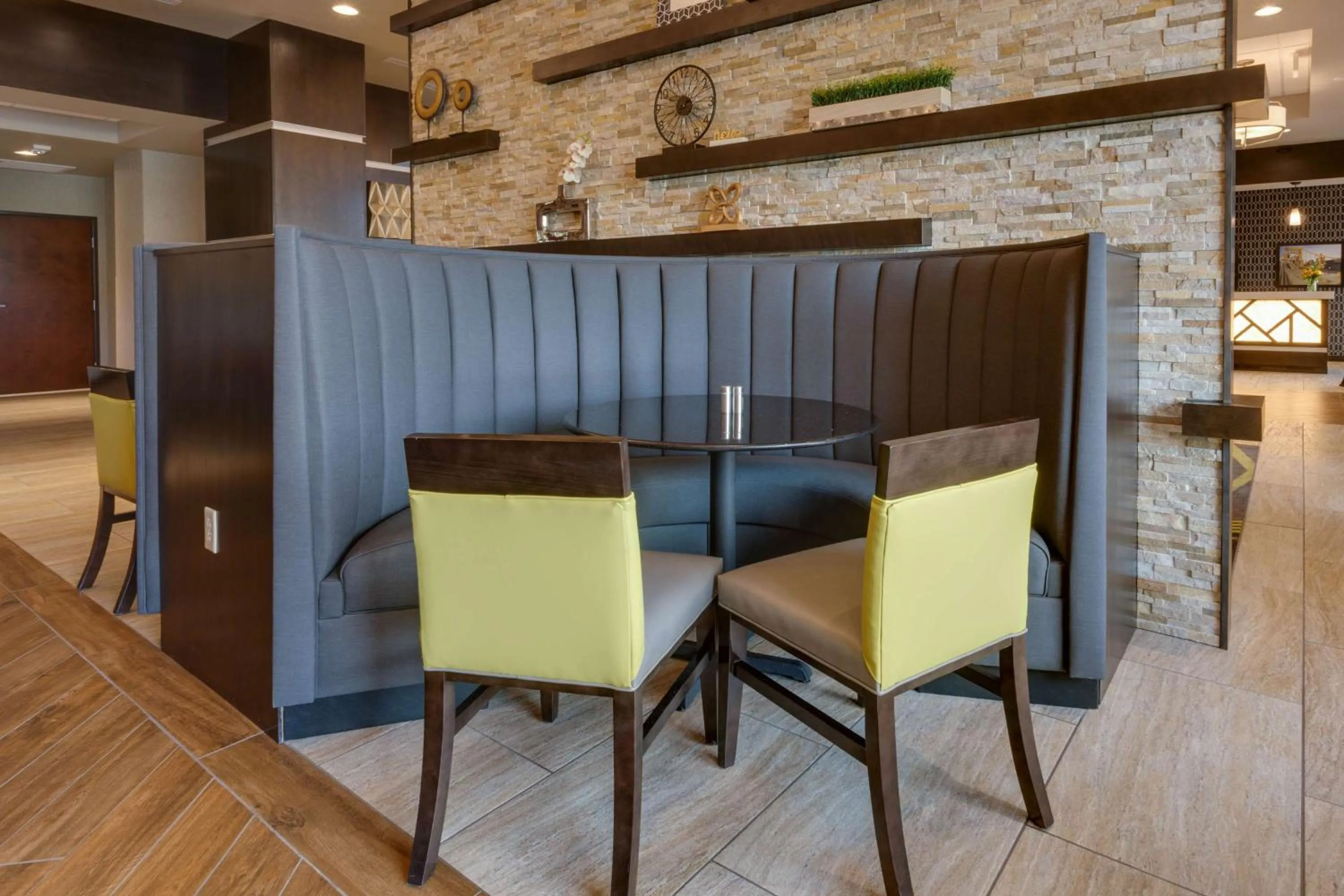 Restaurant/places to eat in Drury Inn & Suites Pittsburgh Airport Settlers Ridge