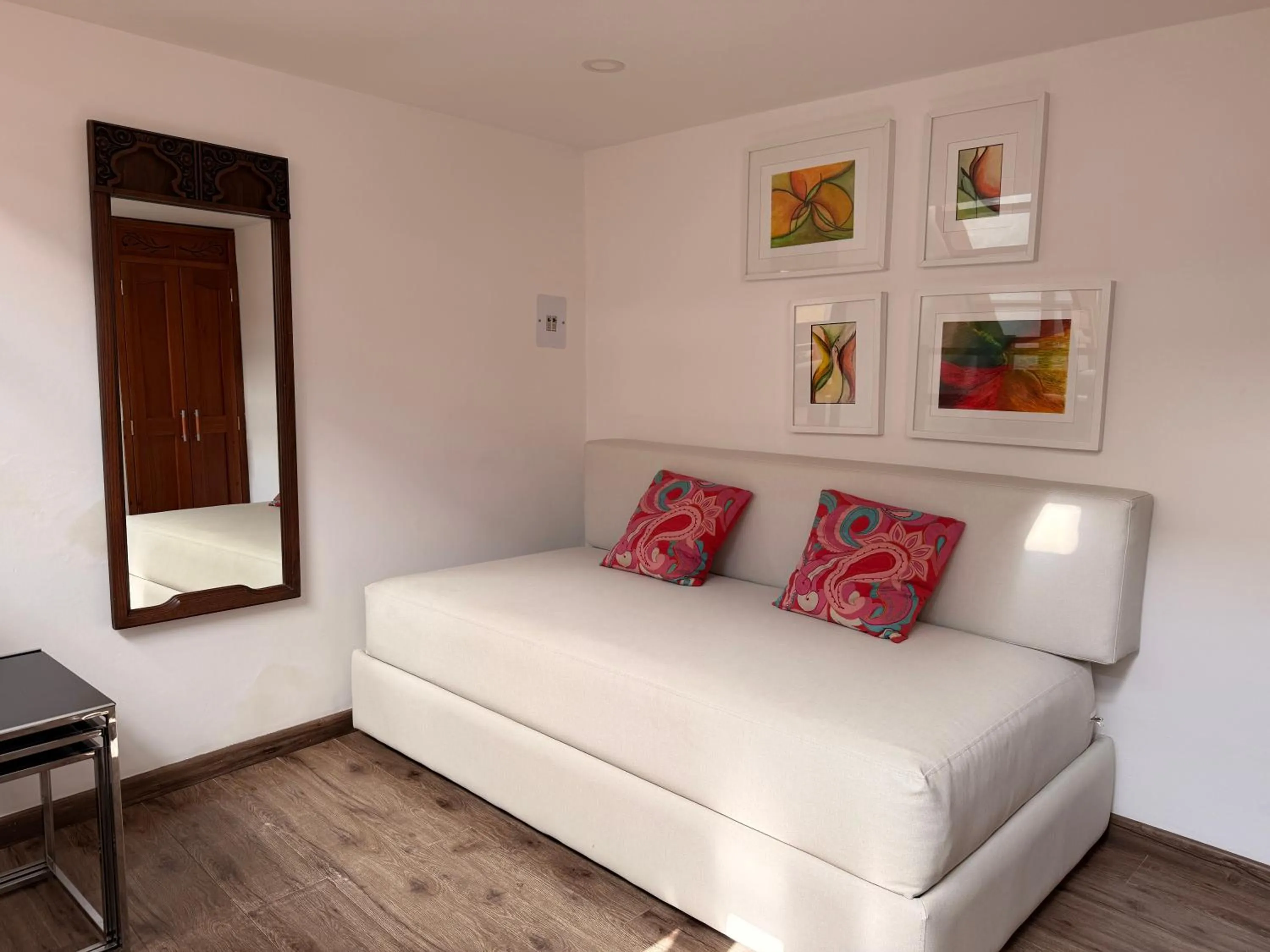 Living room, Bed in Apartaestudios La Candelaria